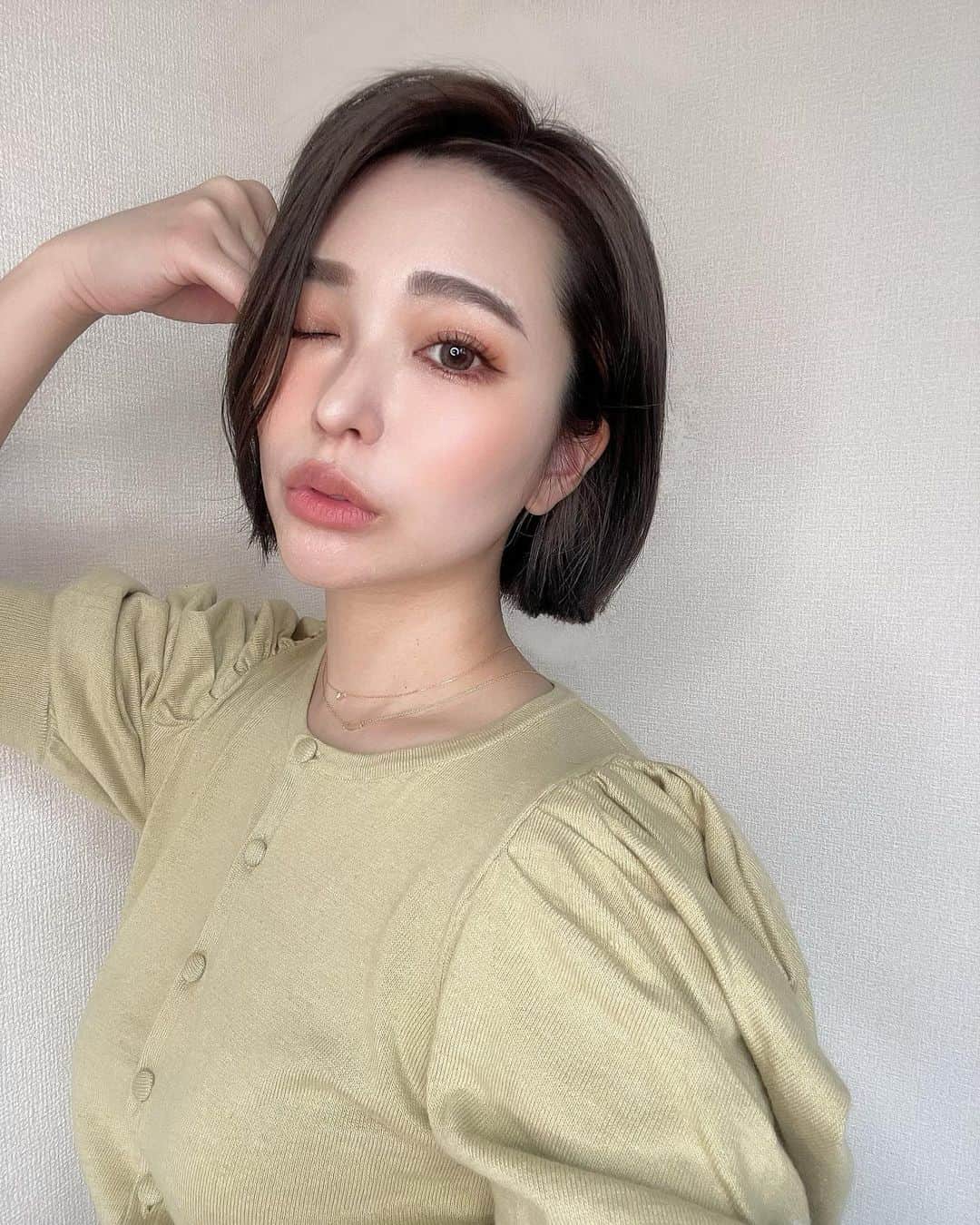Hitomiのインスタグラム：「❤︎  髪の毛暗くしたよーーん🖤 多分高校生以来の暗さです😮‍💨 カラーはダークグレーだよん！ インナーカラー金にしたよ✨ 耳にかけたら出てくるのがかわいい🥰  #hair #インナーカラー」