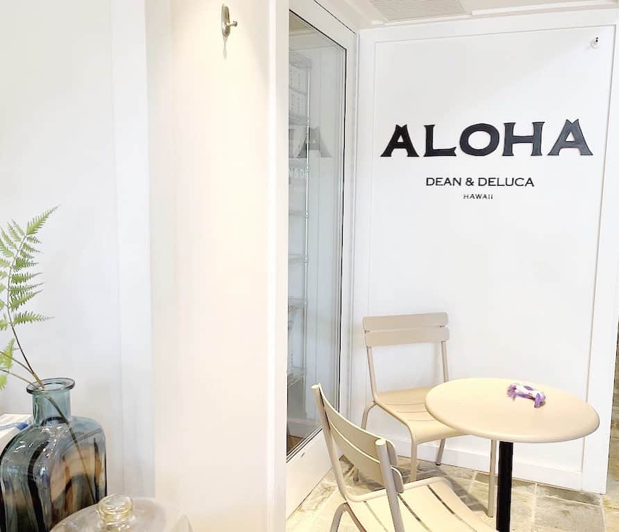 ALOHA☆GIRL 【アロハガール】のインスタグラム：「観光客に人気のカフェ「DEAN＆DELUCA」でお手頃ランチを楽しもう！🌈  ワイキキに2店舗あり、観光を楽しむ人々で賑わうお洒落カフェ。ロゴ入りのトートバッグやブレッドも有名ですが、ここのフードアイテムがまた絶品なのです。  https://alohagirl.me/I0002447  #alohagirl #mahalo #hundreddreams #ハワイ #ホノルル #オアフ #ワイキキ」
