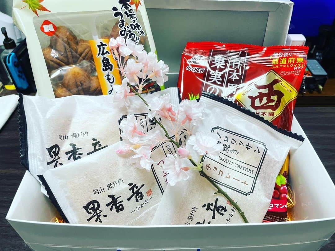 Yamamonのインスタグラム：「日頃お世話になってるスターエンジェリカプロダクションさんから贈り物が届きました✨ 所属タレントの愛川茉旺さんが宮崎で行われたヒムカイザーのオーディションを突破したらしい🎉 贈り物は応援に行っていた同じくタレントの愛葉れいかさんが帰り道選んでくれたそうです🐟 桜。 春ですね🌸 #天尊降臨ヒムカイザー #海汐プロダクション #愛川茉旺 #愛葉れいか #スターエンジェリカプロダクション」