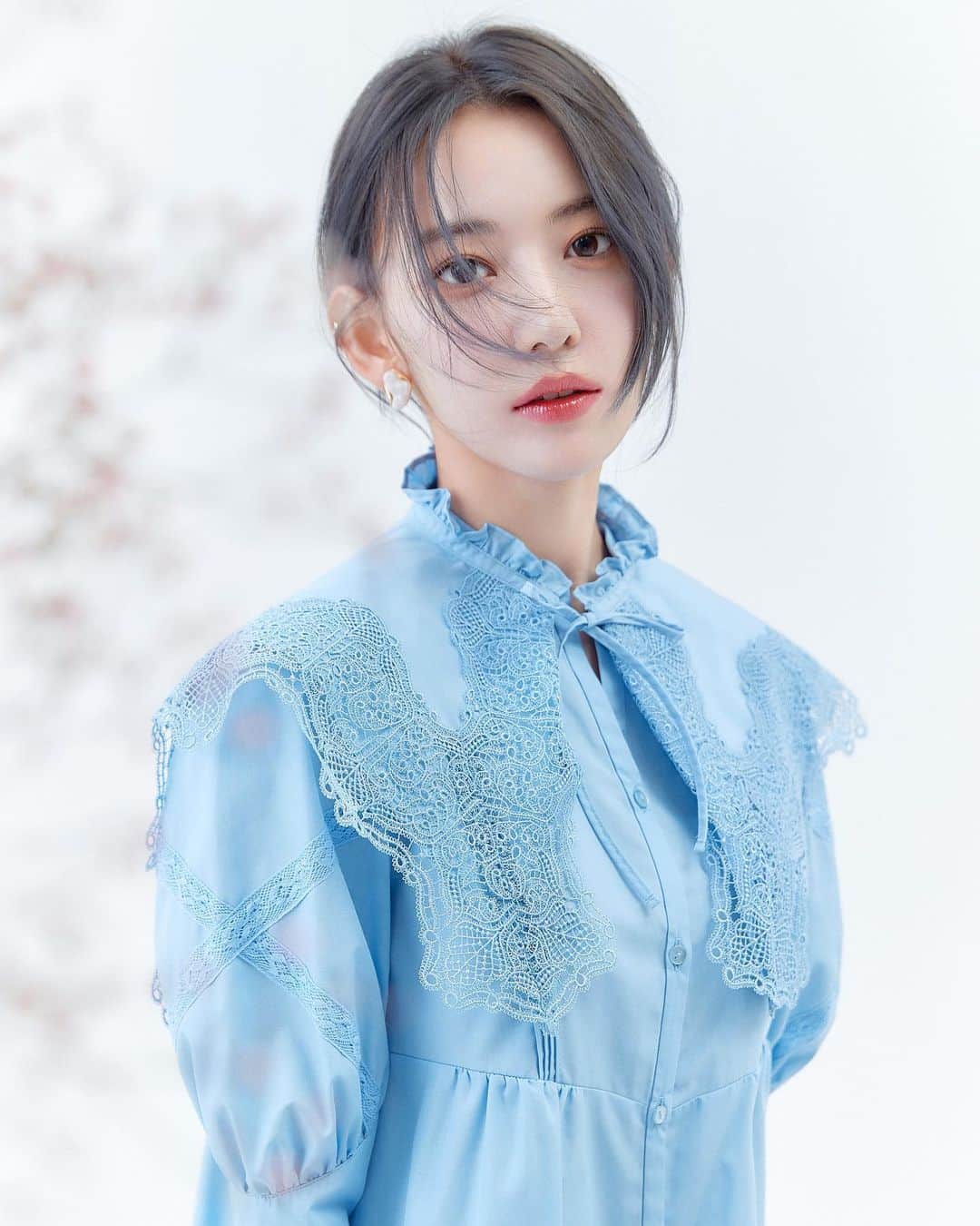 宮脇咲良さんのインスタグラム写真 宮脇咲良instagram この度4月からlily Brownで１年間スペシャルモデルを務めることになりました 4月12日からオンラインサイトで第一弾のビジュアルが公開されます そして なんと 今回コラボレーションアイテムを発売する事