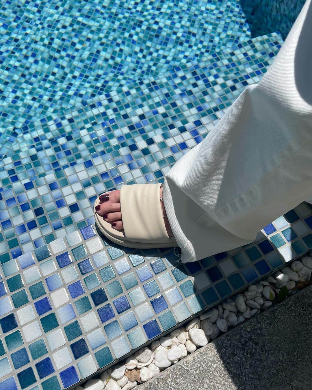 木下ココさんのインスタグラム写真 - (木下ココInstagram)「飛び込んじゃう?😙⛱ ・ ・ ・ #水まだ冷たい #poolside #ootd #outfitoftheday  #casualstyle  #swimwear  #プール #沖縄 #木下ココ」4月12日 13時38分 - cocot_chan