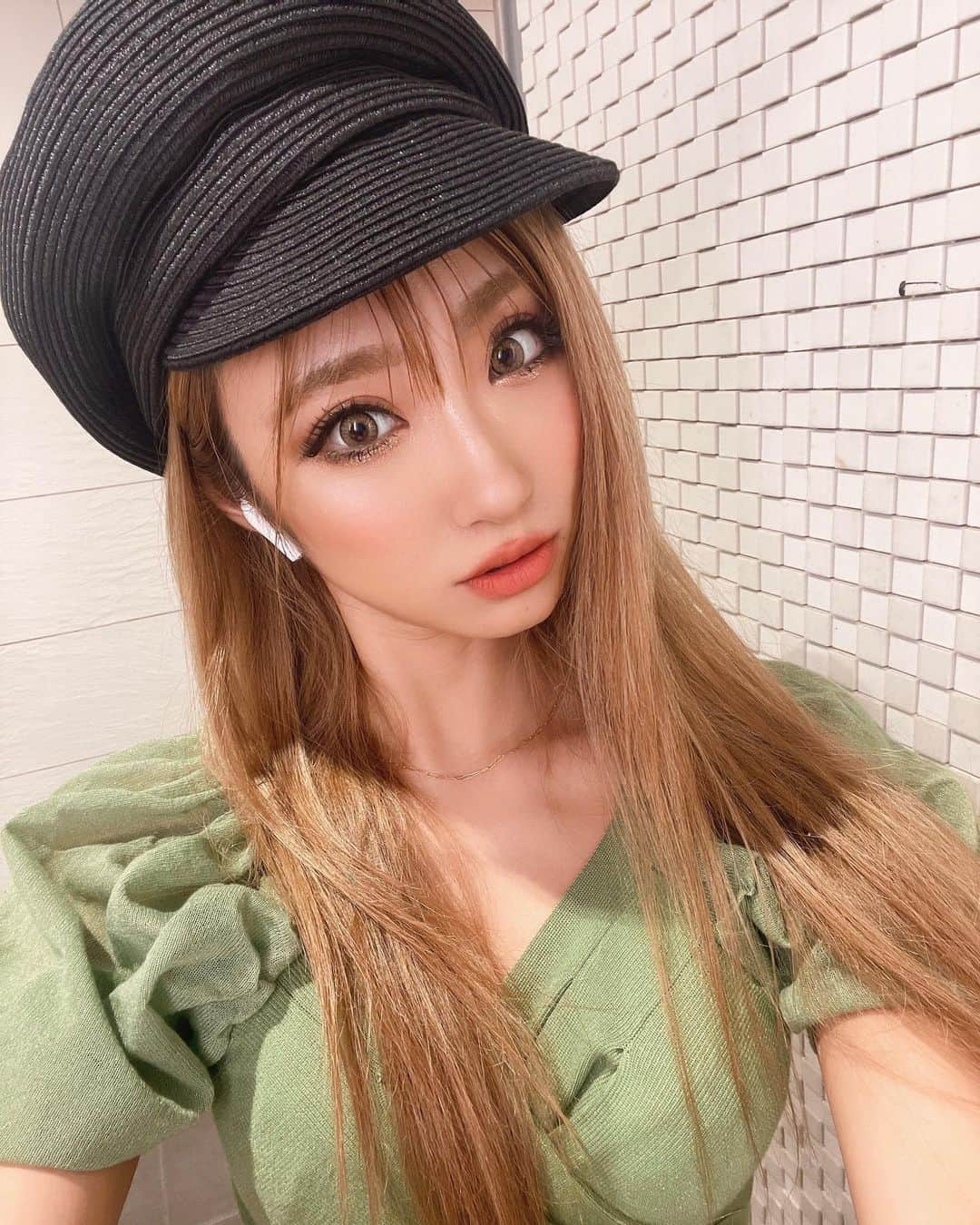 HIKARUさんのインスタグラム写真 - (HIKARUInstagram)「おはよちゃん♡ カラコン変えたら目力すごい🥴 久しぶりにヒット❤️❤️ 今日も天気抜群もう夏🌺🌺 メイクは全部オレンジメイク🍊🧡  #ギャル　#日焼け #黒肌　#日サロ　#グラビア　#水着  #金髪 #撮影　#プラチナムプロダクション  #メイク　#レースクイーン　#ラウンドガール」4月12日 13時44分 - hikaru__0211