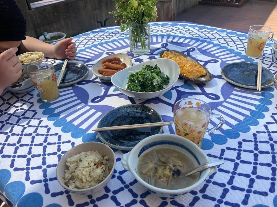 原日出子のインスタグラム：「週末に 孫たちがお泊まり💖 朝ご飯は お庭で😊 ごぼうご飯 つくねとお野菜のスープ だし巻き卵 ブロッコリーのヨーグルトドレッシング ウィンナー いいお天気で みんな大喜びでした❣️  2枚目は 今日の朝昼一緒ご飯😊 お野菜たっぷりとパンチェッタのバジルトマトソースパスタ✨ さあ 今日も一日 頑張ります👍  #お家ご飯 #お庭でご飯 #孫たちと #家族でご飯 #毎日を楽しく #幸せのレシピ #かあちゃんの味 #あじかんごぼうのおこわ」