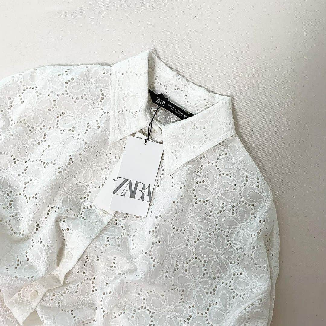 sayasu__のインスタグラム：「2022.4.12  @zara  カットワーク刺繍オーバーサイズシャツ  店内にはお花をモチーフにしたシャツが いっぱいあったー🌸 ありすぎてだんだんどれがいいか 分からんくなり 最後は娘にこれが可愛いよって 言ってもらった こちらを♡  #zara#ザラ#ザラ購入品#オーバーサイズシャツ#シャツ#刺繍#カットワーク」
