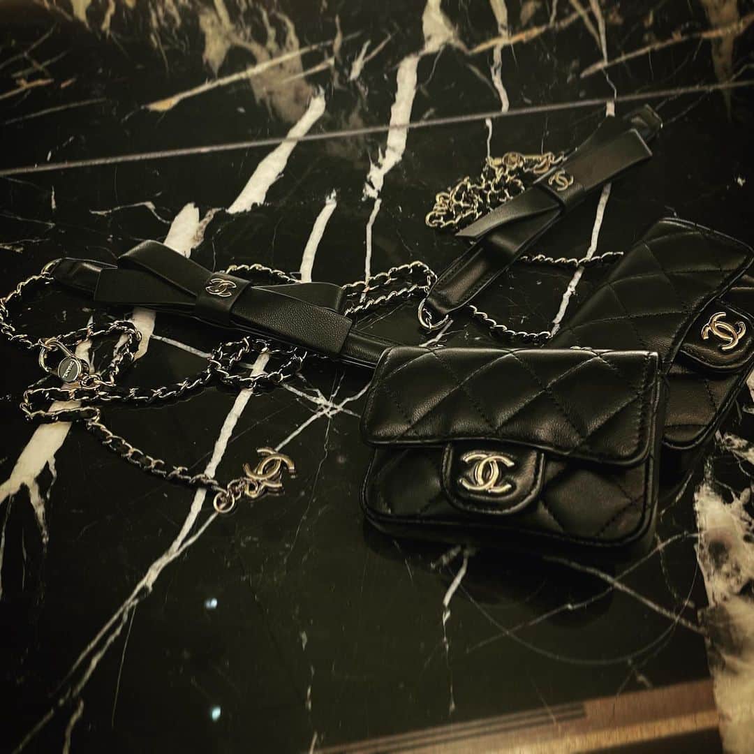 K͎A͎R͎E͎N͎のインスタグラム：「🖤🖤🖤👩🏼‍🤝‍👩🏽おそろっぴ  #chanel」