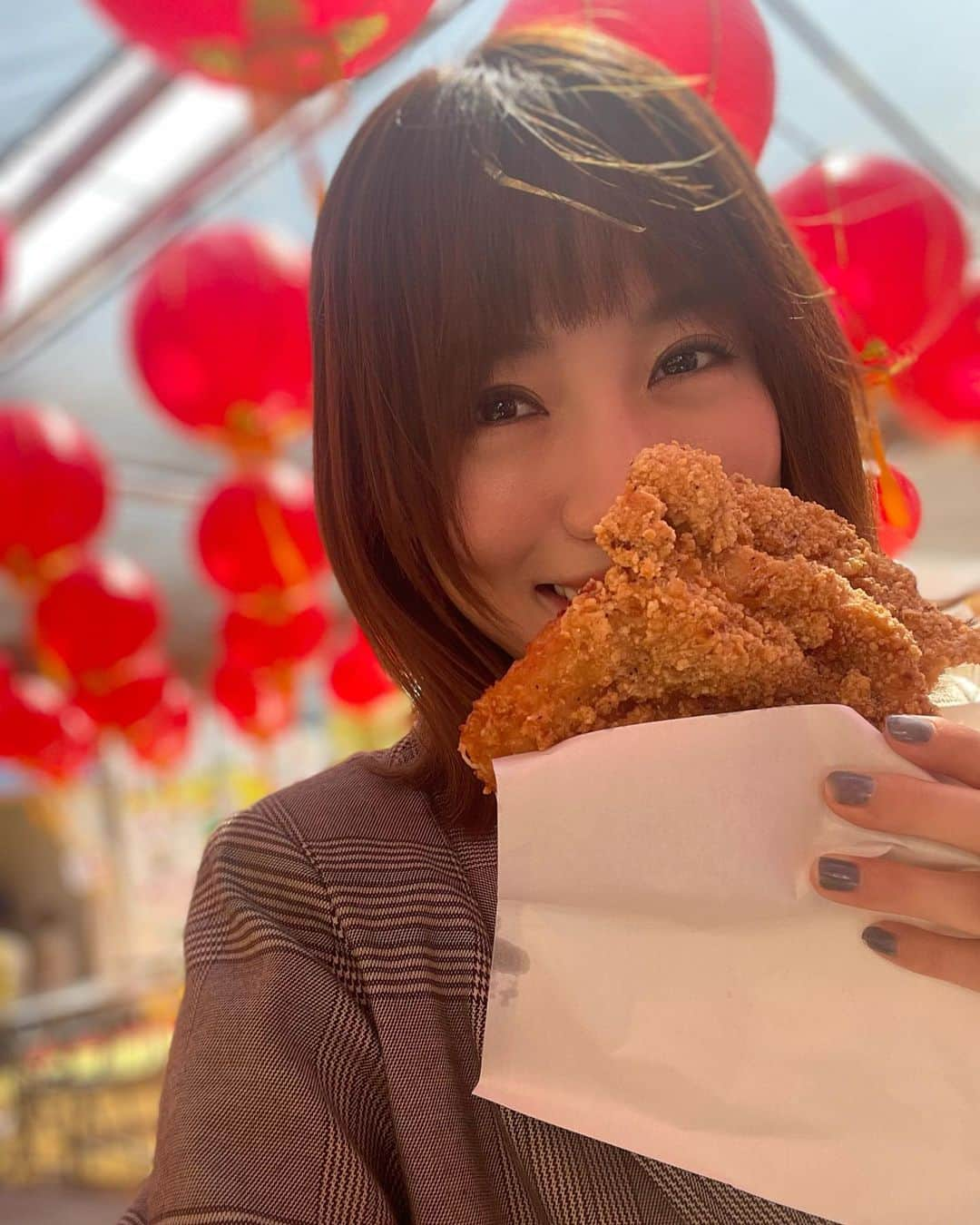 中矢邦子のインスタグラム：「・ 台湾祭で巨大からあげ！ 以前、旅行で訪れた台湾を思い出しました✨  来月8日までだそうです🎈  #台湾祭 #大鶏排」