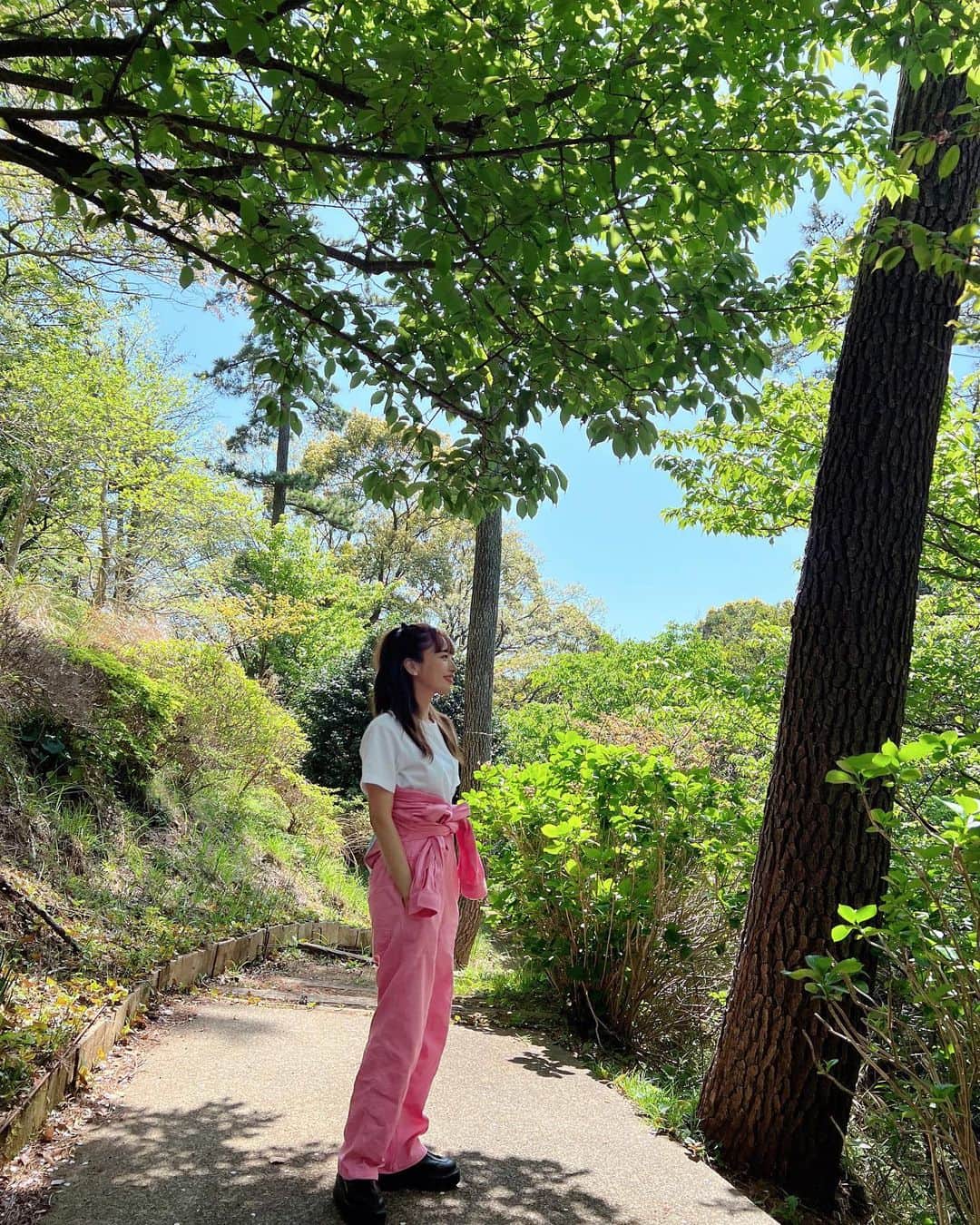 近藤千尋のインスタグラム：「久々の熱海へ📺⚒ DIY企画でございます！！❤️ 今日は美味しご飯を食べて ほぼ作業せずに終わったので(笑) みんなでただ笑ってました🤭✨🤍 お天気も気持ちよくてあたたかくて サイッコー🌈☀️  お天気が良い日が続くといいなぁ💕 なぎぼぉくん、 いっせーのーせ指遊び完敗してた。笑  明日は何色の衣装着ようかな。。 5時起きだから寝ないとダ！😴」