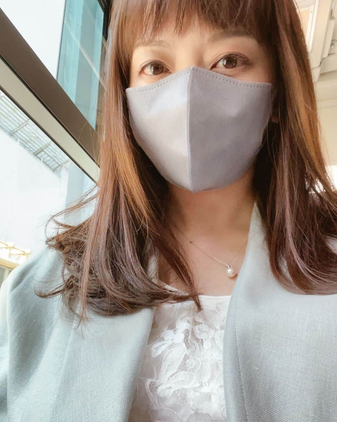 のインスタグラム：「今日も気温が上がりましたね☀️ 淡いグリーンの麻素材のジャケットを着てお仕事をしました🎤  テレビ朝日前の毛利庭園は桜のシーズンが過ぎ新緑が本当にキレイです🌱 思わず深呼吸しました♪  #私服 #グリーン #新緑 #テレビ朝日 #アナウンサー #島本真衣」