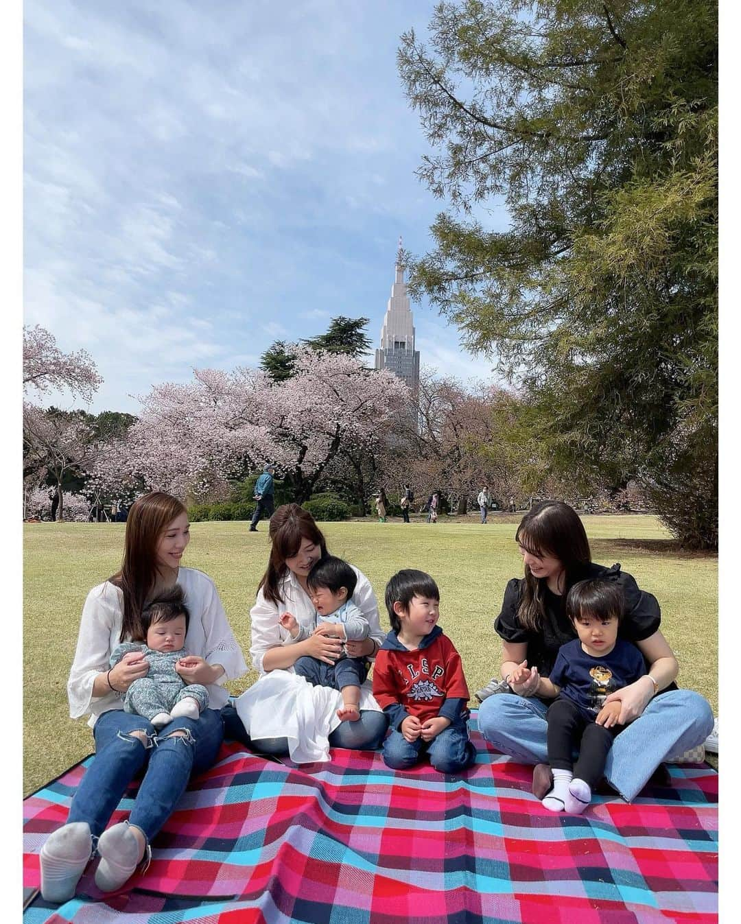 武田奈也のインスタグラム：「ㅤ 　 　 先週🌸 まだ桜きれいに咲いててきれいだったー🥰 　 　 ベビ達とも会えて癒😮‍💨😮‍💨 　 👦は、2学年上のお兄ちゃんのマネしてて ２人で遊んでるのかわいすぎた🥰💓💓 　 　 小学生からずっと一緒にスケートしてきた私達が 親になって 子ども達も一緒に遊んでるところを見て 感慨深かったな🥺🥺🤍 　 　 また遊んでね🌷🌷🌷 　 こたも来てくれてありがとう❤️ 　  　 　 　 #新宿御苑 #幼馴染 #1歳ボーイ」