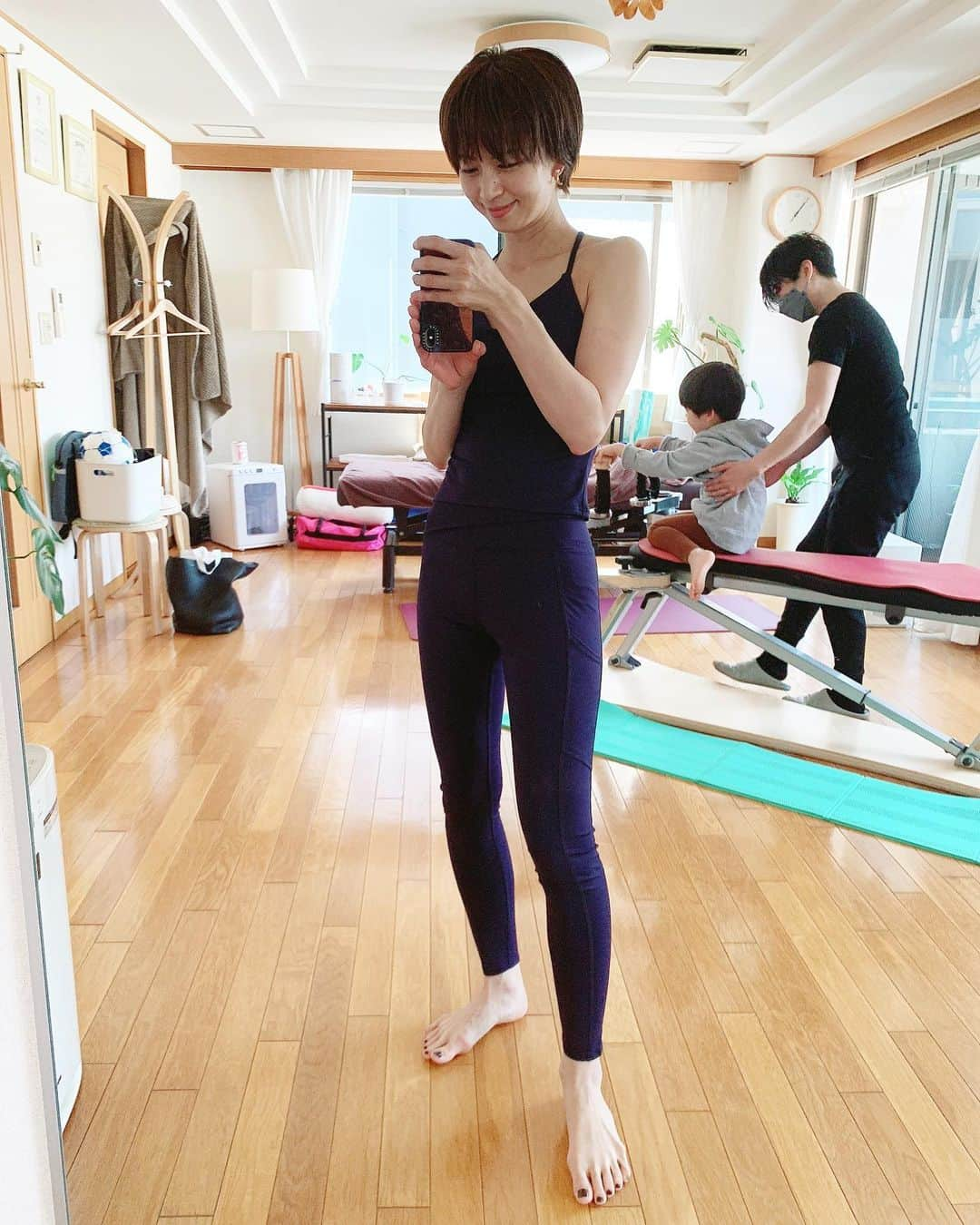 安田美沙子さんのインスタグラム写真 - (安田美沙子Instagram)「タイミングが合わず、中々行けてなかったジャイロトニック✨  もはやわたしのパワースポットの ような存在です🤍  自分の運動が出来なくて。。 ママチャリを思い切り漕いだり、 ドライヤーしながら足上げしたり。 階段があればつま先で立ってみたり。笑  まもなく40の体を常にメンテナンスをする気持ちで、緩める時は思いっきり弾けて、そんないいコンディションをキープして行きたい。  今月はお腹を出す撮影が控えているので、ジワジワと締めていきます。  2枚目、息子はどーこだ？笑  今夜は19時から、　@loft_cosme さんと　@weleda_japan  のアイテムを持ってインスタライブです🌿🌿🌿ぜひ！  #gym #gyrotonic®  #body #bodycare #powerspot #healthy #bestcondition #shooting @keiminoshima #thanks #boy」4月12日 16時00分 - yasuda_misako