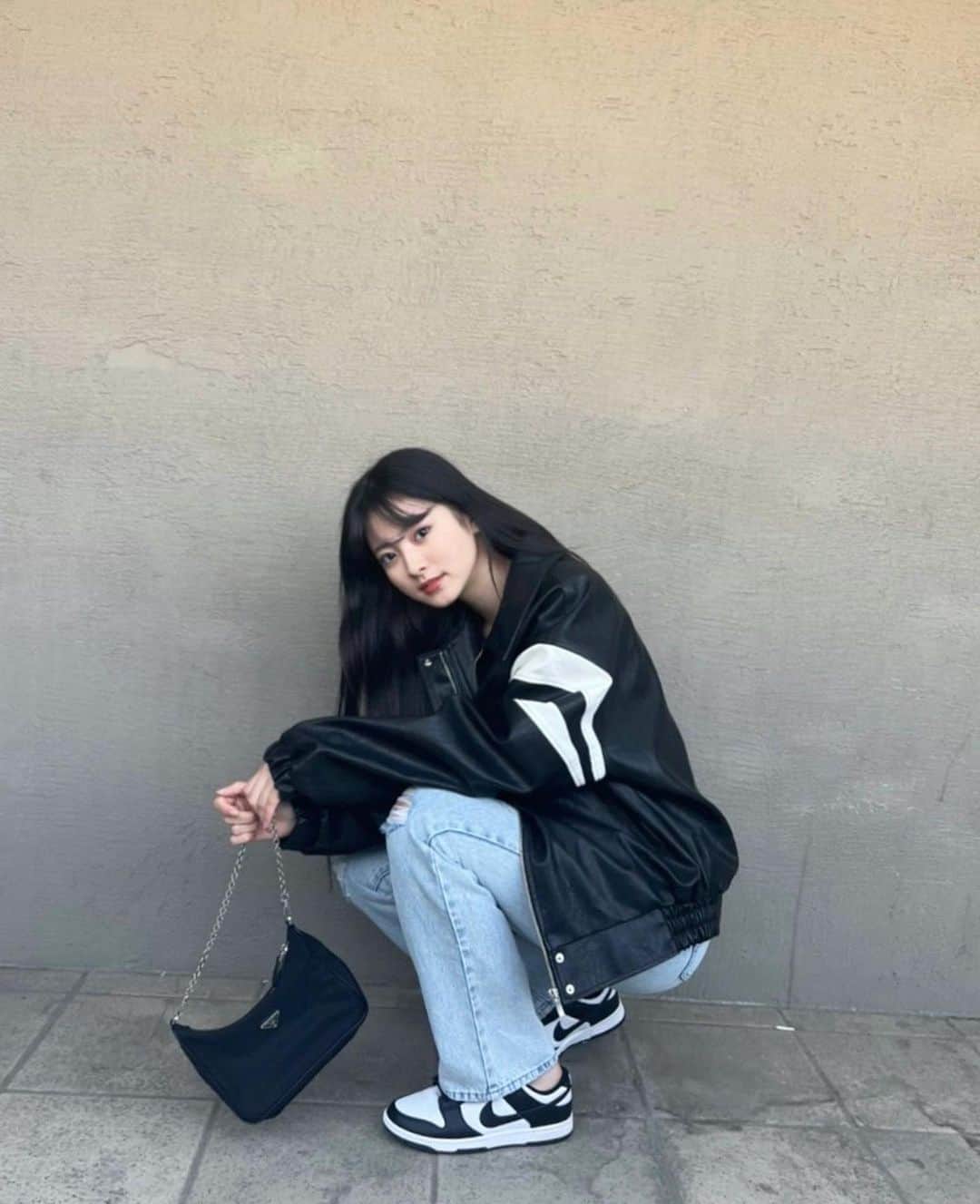 田中杏奈のインスタグラム：「毎日天気良くて幸せ~  最近の私服を このデニムダメージ感と色がほんとにどストライク🫧 着回しもしやすいの♥ スニーカーにすごいハマってて集めたい欲がすごいの最近！ このデニムとスニーカー合わせがほんとに可愛くてお気に入り~  @darich_official   #darich #春コーデ  #フェミニンコーデ  #デニムコーデ  #デニムパンツ」