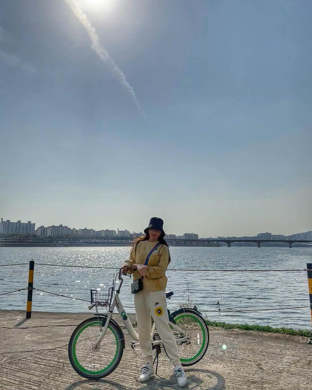 ハン・ジウンのインスタグラム：「따릉이 뀨르잼🚲🤍」