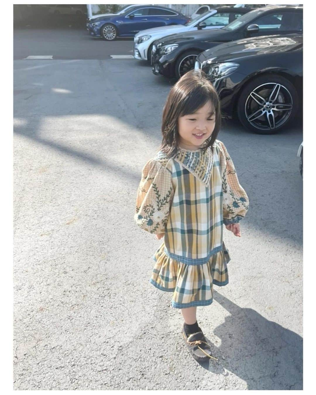 香山ひとみのインスタグラム：「海外の子供服って、 ほんっとに可愛い🤤✨  スペイン在住の友人夫婦が、 ヨーロッパ子供服のサイトをオープンしました🇪🇸❣️ 👉 @totanirabe_kids   派手可愛い子供服がたくさんなので是非見てほしいです🤤！ 日本では中々見ないデザインで、プレゼントにもいいっ👗🎁  この写真のお洋服も本当に好みで、、 少しサイズは大きいのだけどこれがよくて買ってしまった🥺トリコロールカラーのワンピもめちゃめちゃ可愛いかったぁ🥺  サイズ表記は年齢で書かれていますが、 幼児は実年齢か一個上のサイズで問題ないと思います🙆‍♀️ （写真はサイズがなく二つ上なので少し大きめですが...いけるいけるっ🤣💚）  色味も切り替えもパフスリーブも、 腕の刺繍も最高に可愛くて、 娘も私もほんと気に入ってます。 長く大切に着ようね〜🤤👗💕  #totanirabekids  #トットアニーラベ #ヨーロッパ子供服 #海外子供服 #海外子供服セレクトショップ  #こどもふく」