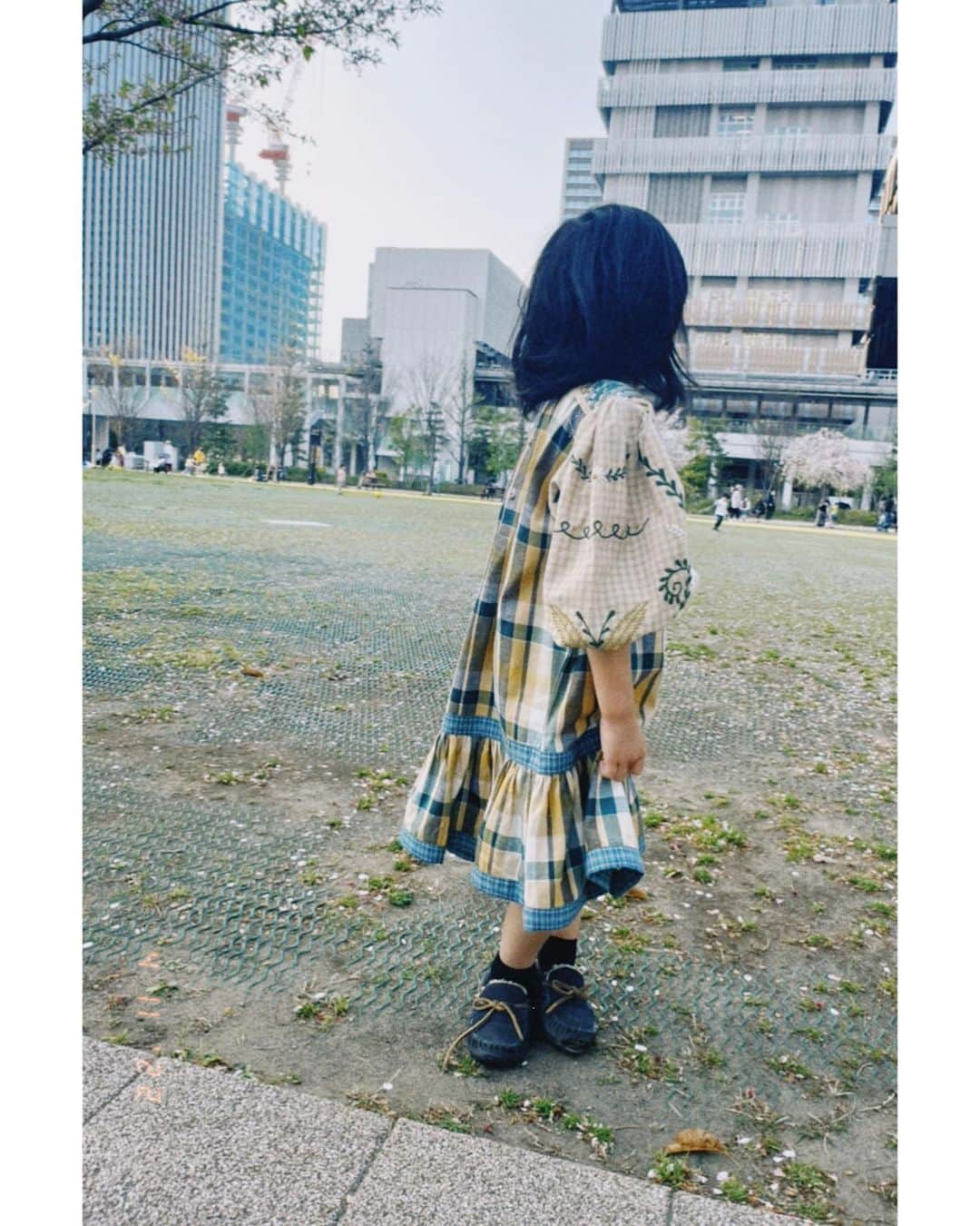 香山ひとみさんのインスタグラム写真 - (香山ひとみInstagram)「海外の子供服って、 ほんっとに可愛い🤤✨  スペイン在住の友人夫婦が、 ヨーロッパ子供服のサイトをオープンしました🇪🇸❣️ 👉 @totanirabe_kids   派手可愛い子供服がたくさんなので是非見てほしいです🤤！ 日本では中々見ないデザインで、プレゼントにもいいっ👗🎁  この写真のお洋服も本当に好みで、、 少しサイズは大きいのだけどこれがよくて買ってしまった🥺トリコロールカラーのワンピもめちゃめちゃ可愛いかったぁ🥺  サイズ表記は年齢で書かれていますが、 幼児は実年齢か一個上のサイズで問題ないと思います🙆‍♀️ （写真はサイズがなく二つ上なので少し大きめですが...いけるいけるっ🤣💚）  色味も切り替えもパフスリーブも、 腕の刺繍も最高に可愛くて、 娘も私もほんと気に入ってます。 長く大切に着ようね〜🤤👗💕  #totanirabekids  #トットアニーラベ #ヨーロッパ子供服 #海外子供服 #海外子供服セレクトショップ  #こどもふく」4月12日 16時39分 - hitomi.k24