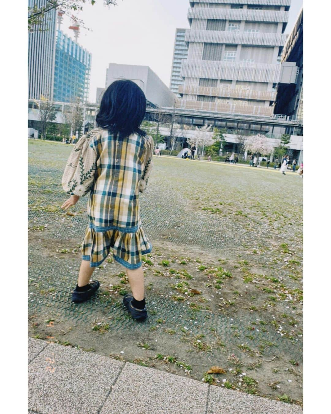 香山ひとみさんのインスタグラム写真 - (香山ひとみInstagram)「海外の子供服って、 ほんっとに可愛い🤤✨  スペイン在住の友人夫婦が、 ヨーロッパ子供服のサイトをオープンしました🇪🇸❣️ 👉 @totanirabe_kids   派手可愛い子供服がたくさんなので是非見てほしいです🤤！ 日本では中々見ないデザインで、プレゼントにもいいっ👗🎁  この写真のお洋服も本当に好みで、、 少しサイズは大きいのだけどこれがよくて買ってしまった🥺トリコロールカラーのワンピもめちゃめちゃ可愛いかったぁ🥺  サイズ表記は年齢で書かれていますが、 幼児は実年齢か一個上のサイズで問題ないと思います🙆‍♀️ （写真はサイズがなく二つ上なので少し大きめですが...いけるいけるっ🤣💚）  色味も切り替えもパフスリーブも、 腕の刺繍も最高に可愛くて、 娘も私もほんと気に入ってます。 長く大切に着ようね〜🤤👗💕  #totanirabekids  #トットアニーラベ #ヨーロッパ子供服 #海外子供服 #海外子供服セレクトショップ  #こどもふく」4月12日 16時39分 - hitomi.k24