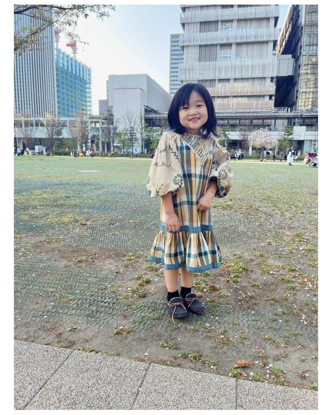 香山ひとみさんのインスタグラム写真 - (香山ひとみInstagram)「海外の子供服って、 ほんっとに可愛い🤤✨  スペイン在住の友人夫婦が、 ヨーロッパ子供服のサイトをオープンしました🇪🇸❣️ 👉 @totanirabe_kids   派手可愛い子供服がたくさんなので是非見てほしいです🤤！ 日本では中々見ないデザインで、プレゼントにもいいっ👗🎁  この写真のお洋服も本当に好みで、、 少しサイズは大きいのだけどこれがよくて買ってしまった🥺トリコロールカラーのワンピもめちゃめちゃ可愛いかったぁ🥺  サイズ表記は年齢で書かれていますが、 幼児は実年齢か一個上のサイズで問題ないと思います🙆‍♀️ （写真はサイズがなく二つ上なので少し大きめですが...いけるいけるっ🤣💚）  色味も切り替えもパフスリーブも、 腕の刺繍も最高に可愛くて、 娘も私もほんと気に入ってます。 長く大切に着ようね〜🤤👗💕  #totanirabekids  #トットアニーラベ #ヨーロッパ子供服 #海外子供服 #海外子供服セレクトショップ  #こどもふく」4月12日 16時39分 - hitomi.k24