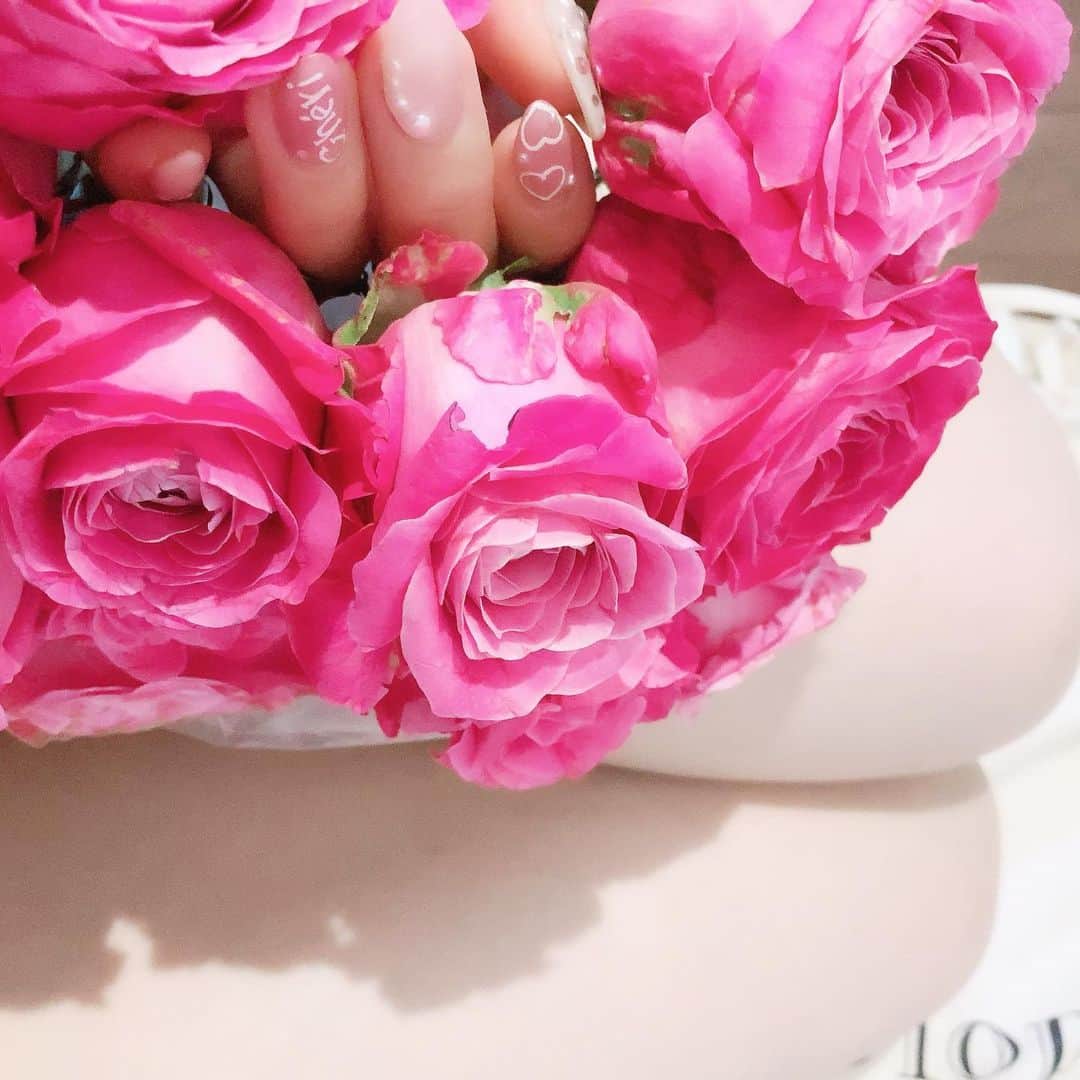 のインスタグラム：「笑って　笑って　空を見上げ 切ない気持ちは忘れてみよう 辛いのは　今は蕾で　咲いた時に 待っている輝き  作詞　/ あつみ  桜色の歌詞💕🌸✨  新生活で疲れちゃったときに きいてほしいな。  桜色　あつみ　  #ラインライバー #あつみ #桜色 #新学期 #新生活スタート」