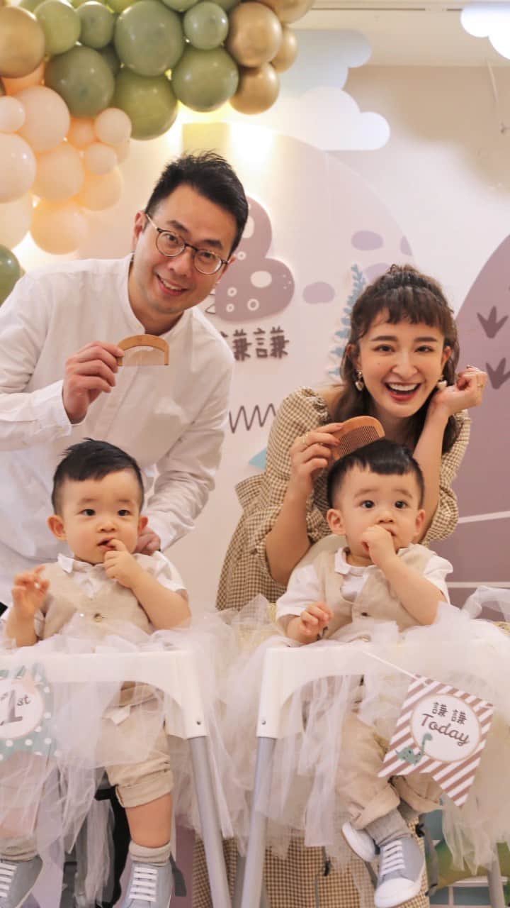 Kerinaのインスタグラム：「這影片可以重複看好幾次🥺 謝謝阿宏叔叔送澤澤謙謙 超棒的生日禮物🎥 @anonestudio @ianliou🧔🏻‍♂️  🤍🤍🤍🤍 場地 @mrtreegroup  佈置 @fruitparty_select  #抓周派對 #抓周場地 #抓周佈置」