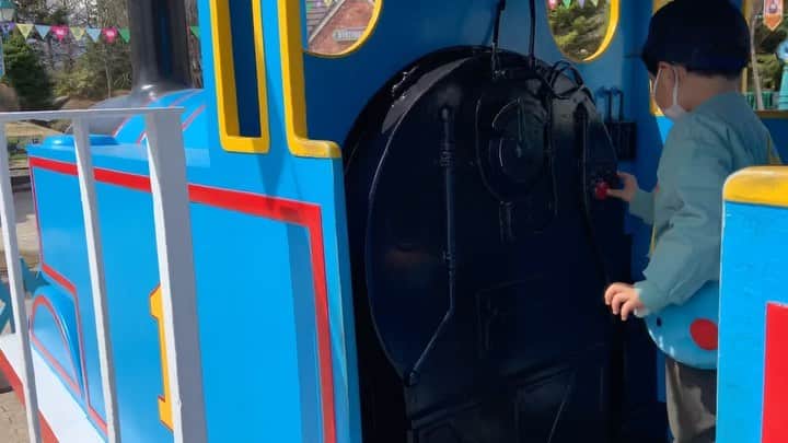 You Iwamotoのインスタグラム：「人生3度目のトーマスランド。  ようやくアトラクションを楽しめる年齢になった。感慨深い。」
