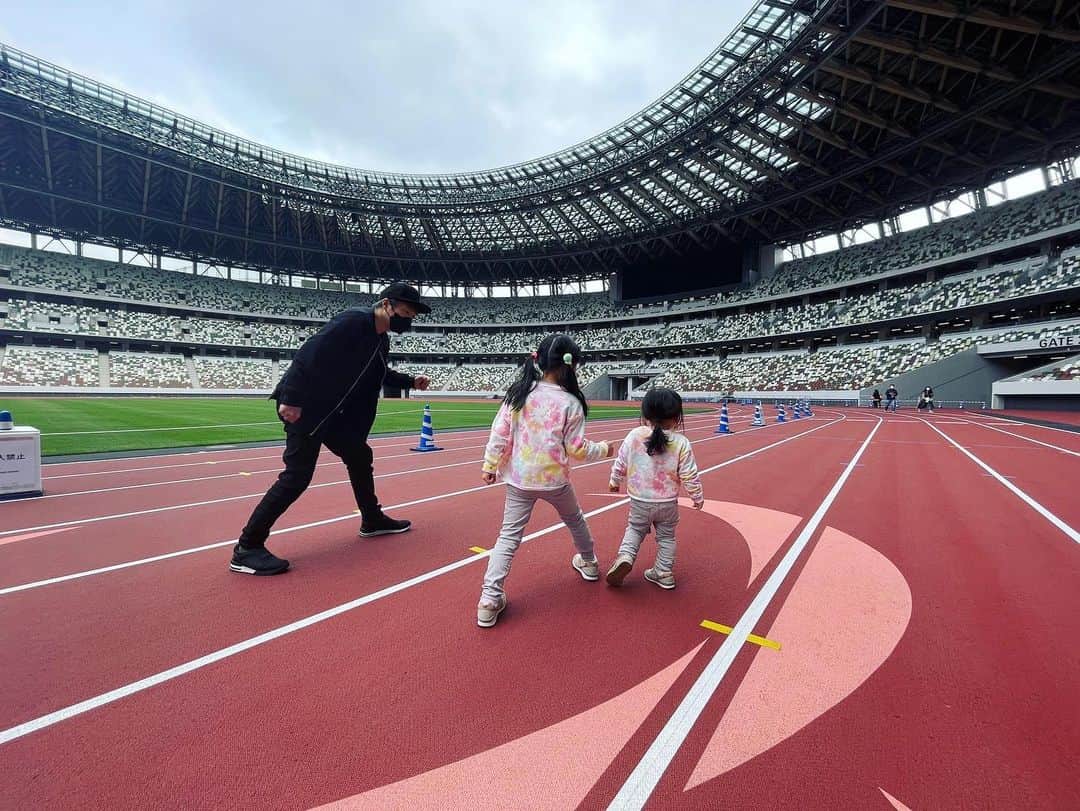 田村淳のインスタグラム：「新国立競技場に 家族で散歩がてら行ってきました^_^ 散歩のつもりが2人の娘が走りまくるので かなりのカロリーを消費しました！ 平日は比較的人が少ないので オススメ観光スポットです^_^  #新国立競技場」