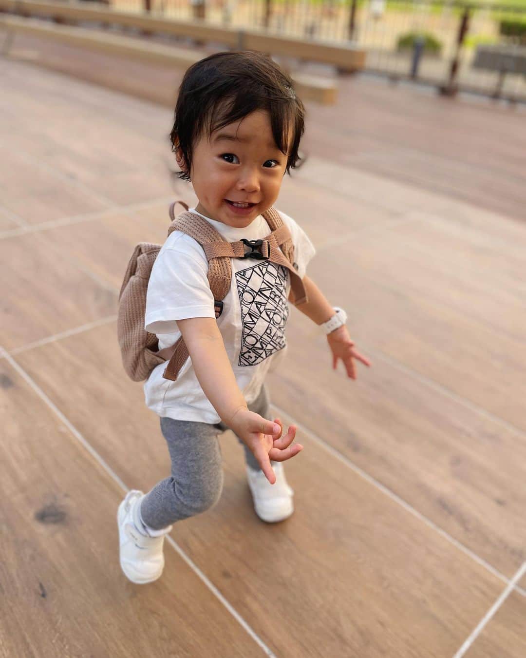 のインスタグラム：「・ 毎日公園に連れて行ってあげなきゃ！と 自分に謎のプレッシャーをかけて頑張っていたら ママヘロヘロになってしまい、、 今日はゆっくりしよう🧡カフェにでも行こう☕️ と午前中はのんびりして 午後からちょこっとカフェに行き 美味しいクッキーとカフェラテを堪能してお散歩♫ いつもと違う時間にこゆうきとっても楽しそうでした！！ なんだママ勝手に公園に行かないといけないと 思い込んでいた！！ これからは自分の楽しみも日常に取り入れよう👍 ＊ ＊ #赤ちゃんのいる生活 #子育て日記 #息抜き #カフェ巡り  #滞在時間は短くても良い気分転換になるなー #お店の方にお辞儀してバイバイするこゆうきでした」