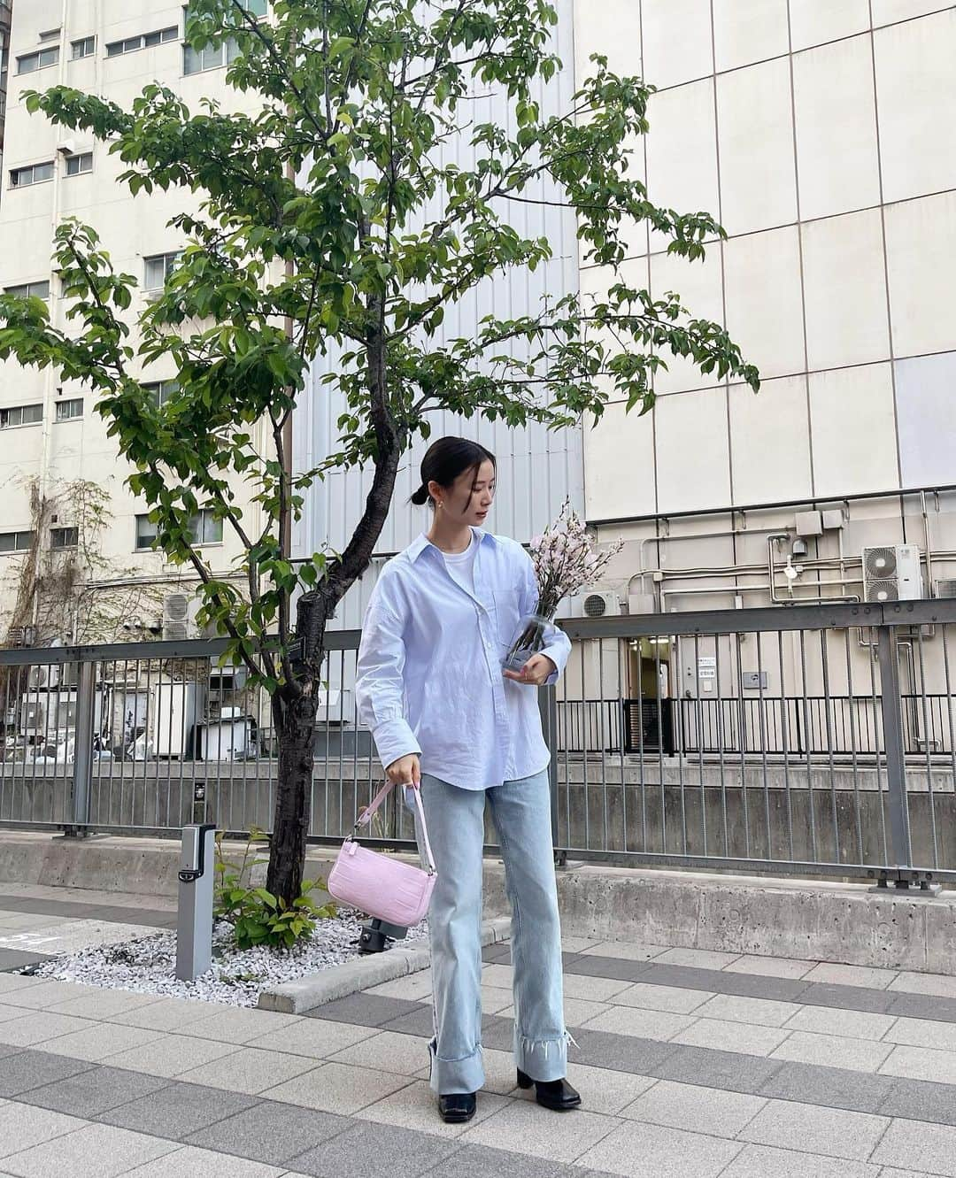 朝日奈央さんのインスタグラム写真 - (朝日奈央Instagram)「#あさひ私服 この間YouTube撮影の時に使った桜🫶🏼 お花屋さんに行ったらギリギリ売っててよかったあ~ ちなみにこのままお家に帰りました🤣 近々アップされると思うのでちょっと待っててね🌸」4月12日 17時38分 - pop_step_asahi