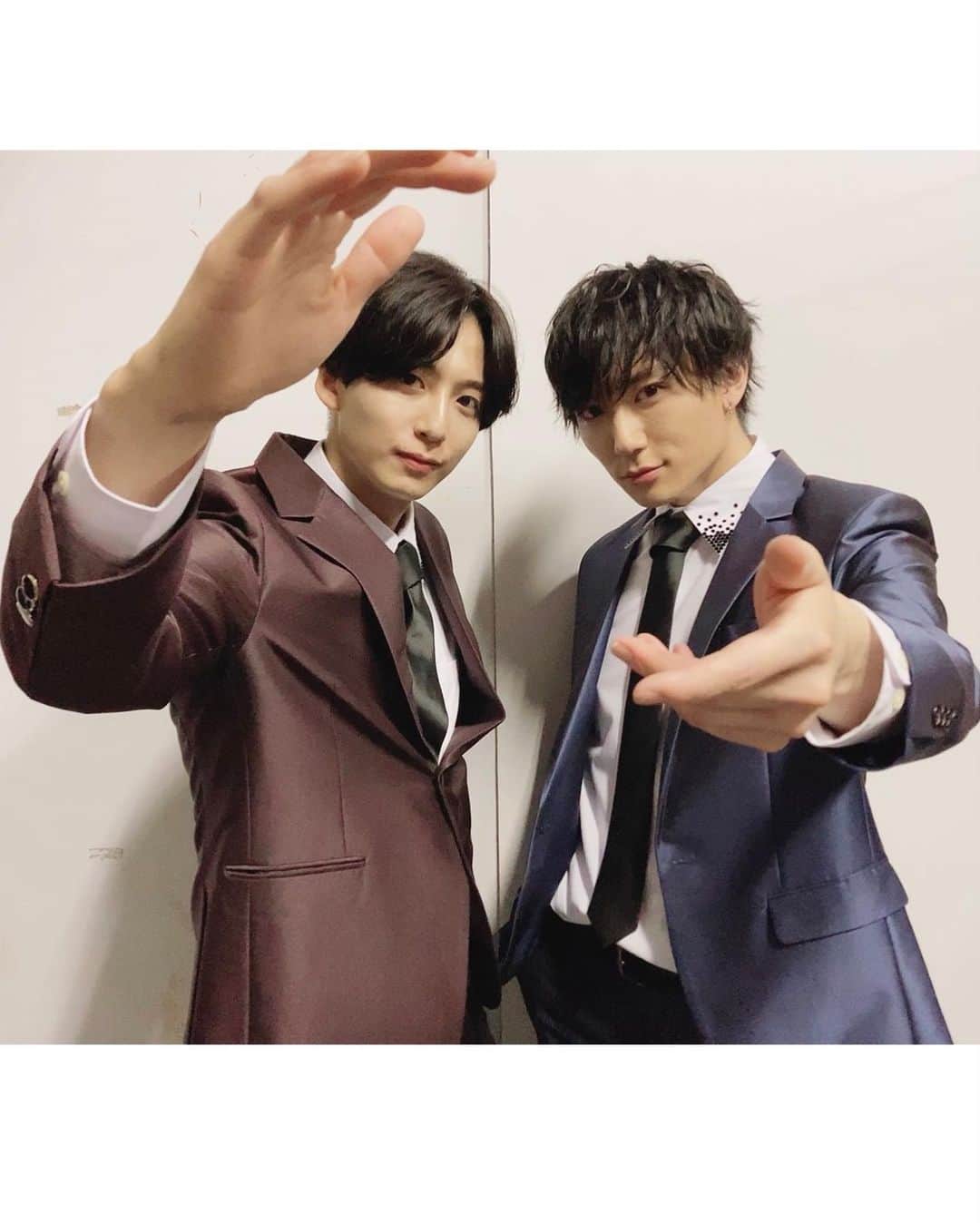 日向野祥のインスタグラム：「katahaBAR's LIVE in東京&大阪  全公演無事に終了!!! 企画から拳也にはおんぶに抱っこ 状態でしたが助けられました^ ^  ありがとう 肩幅は永遠  #肩幅 #相肩 #日向野祥 #中尾拳也 #LIVE #エンタメ #followｍe  #shoulder #bigsize  #ありがとう #役者に戻ります」