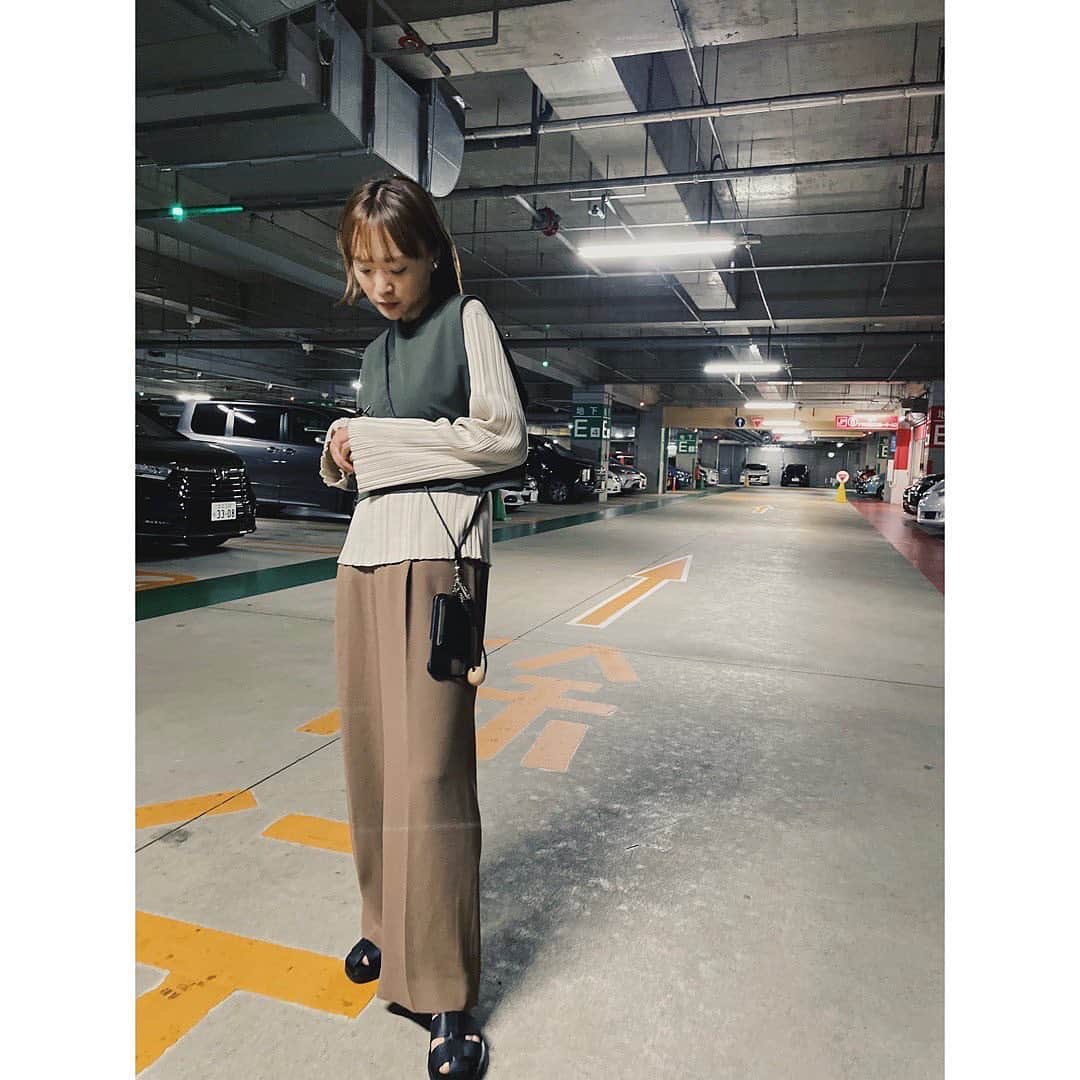 野尻美穂のインスタグラム：「この前の私服。 ベストはこれともっと短いのを2つ買っていたよ#展示会あるある😇 やーっとiPhoneケースも新しくして、快適◎」