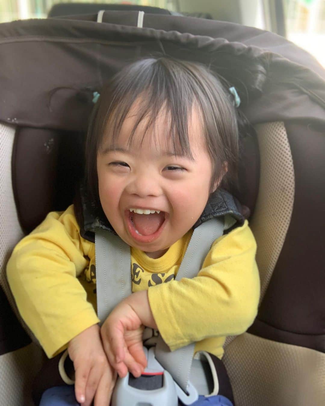 桜田聖子のインスタグラム：「こんにちは😊  めちゃくちゃ久しぶりにSNS投稿✨✨✨  テルマ母、放課後等デイサービスの開所で、私史上1番の忙しい日々を３月からずっと過ごしていました😆  ネェネの卒園＆小学校入学、テルマの小規模保育園卒園＆新しい園の入学、パパ、ここに来て地方にいく出張が続くというのもあって、こんなに忙しくなったんだけど😅  放デイも、開所から春休み期間という事もあったり、入学式や始業式までは親御さまも時間割が分からないなど、最初からイレギュラー続きで、かなりバタバタとしましたが、職員さんもステキな方達ばかりで、助け合いながら、良いスタートを切れています👍🏻  放デイについては、また、あらためてゆっくり投稿します😊  輝馬、新しい保育園も、すっかり慣れて、先生やお友達にも沢山可愛がってもらい、とても楽しく過ごしています💕  今日は、心室中隔欠損症の心臓血管外科の外来があったので、お昼寝前に早くお迎えに行ったら、お団子みたいに髪の毛を結んでもらって、ニコニコで園から出てきました😆  先生も「可愛くって、お団子しちゃいましたー！輝馬君に癒されてますー」と言って下さり、新しい園でも愛されているのをすごく感じて、本当に本当にありがたいなぁと感謝の日々です❣️  前の園の卒園のことや、色々と記録として投稿したい事が溜まってるー🤣少しずつ、投稿していきますので、またお付き合い下さい🙏🏻  会おう！って何人か連絡をくれていたお友達とも、結局、なかなか会えず💦もう少ししたら落ち着くので、遊んで貰えたら嬉しいです💕  写真は、保育園から出てご機嫌テルマと、採血の後に看護師さんがアンパンマンを貸してくれて、それを持ってレントゲン検査に向かうテルマ😉  母のバタバタで投稿が滞っていましたが、テルマは元気いっぱい笑顔いっぱいで過ごしています✨✨✨  #downsyndrome #specialneeds #trisomy21 #ダウン症 #ダウン症候群 #トリソミー21 #3歳2ヶ月 #成長記録 #生まれてきてくれてありがとう  #心室中隔欠損症  #男の子ママ  #男の子 #boy #ダウン症ボーイ #trisomy21boy」