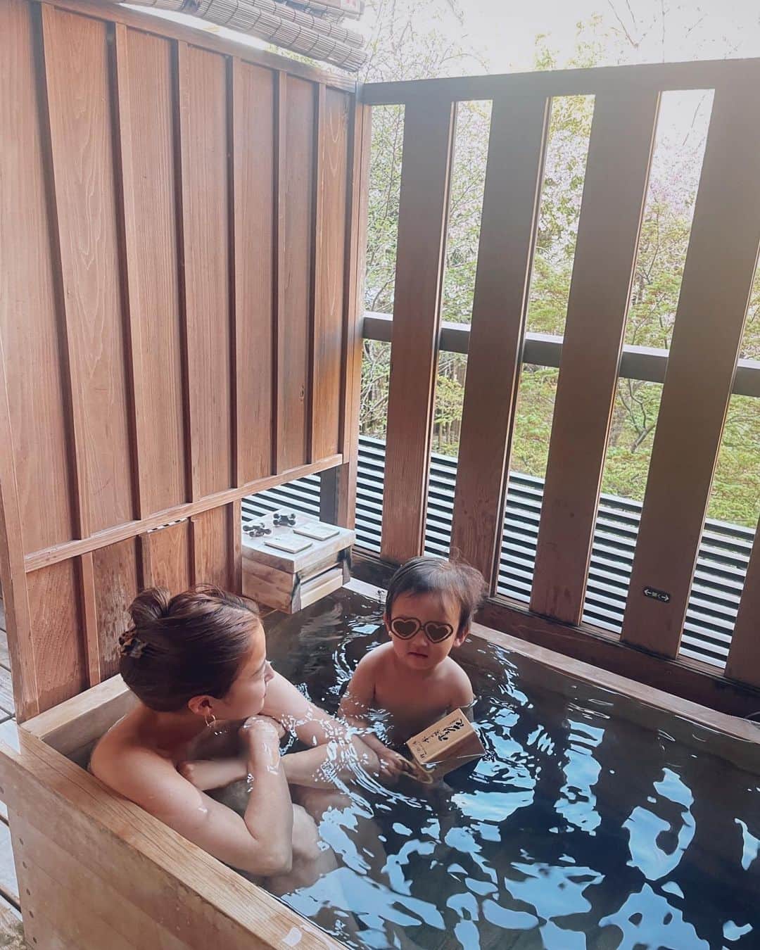 のインスタグラム：「お久しぶりの家族でゆったり まったり温泉旅👨🏽👩🏽👦🏽👶🏼♨️ こんなにゆっくり家族でおやすみ満喫できる時間は 久しぶりでやっぱりとっても 大切だなあと改めて思いまして💭🐒🌈 子供たちがどれだけ楽しんでくれるかが 父と母の楽しみでもあります🍥 たくさん笑ってくれてああ、楽しかったーーーーー🌷 至福の兄さんと朝風呂TIME♨️」