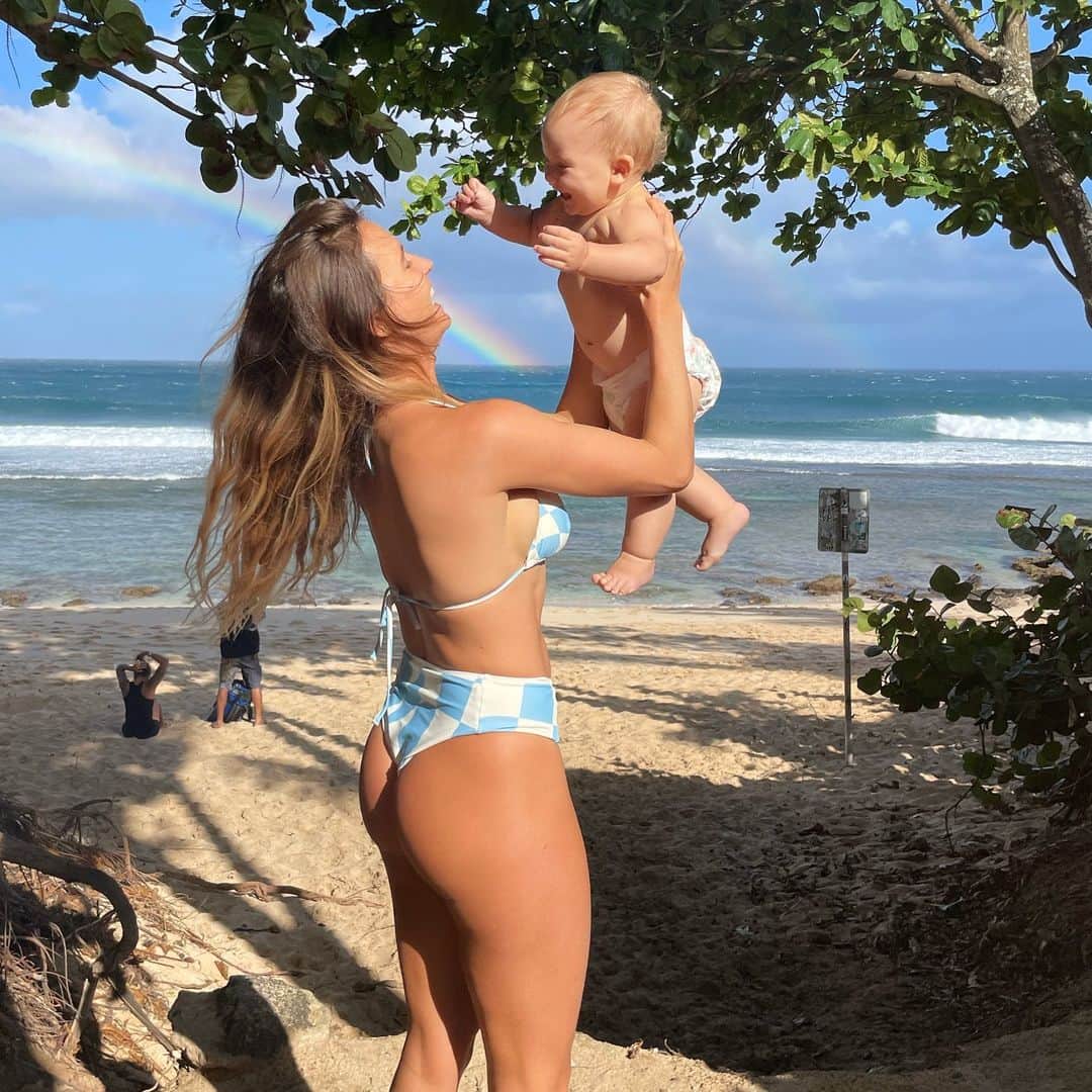 アラナ・ブランチャードのインスタグラム：「Surf checks and rainbows. Just wanted to say thank you to everyone that messaged me this week. I opened up a little about how i was feeling about being a mom of 2 and my fiancé being away.  I feel like sometimes parenthood can feel lonely sometimes because you feel like your the only one going through all these things that happen but really we all go through it (even if your not a parent we all go through sh$t) and it’s so nice to lean on each other even if it’s just a DM say your fricken got this💪  life is beautiful and hard at the same time and it’s ok for things not to be perfect. Love you guys💙」