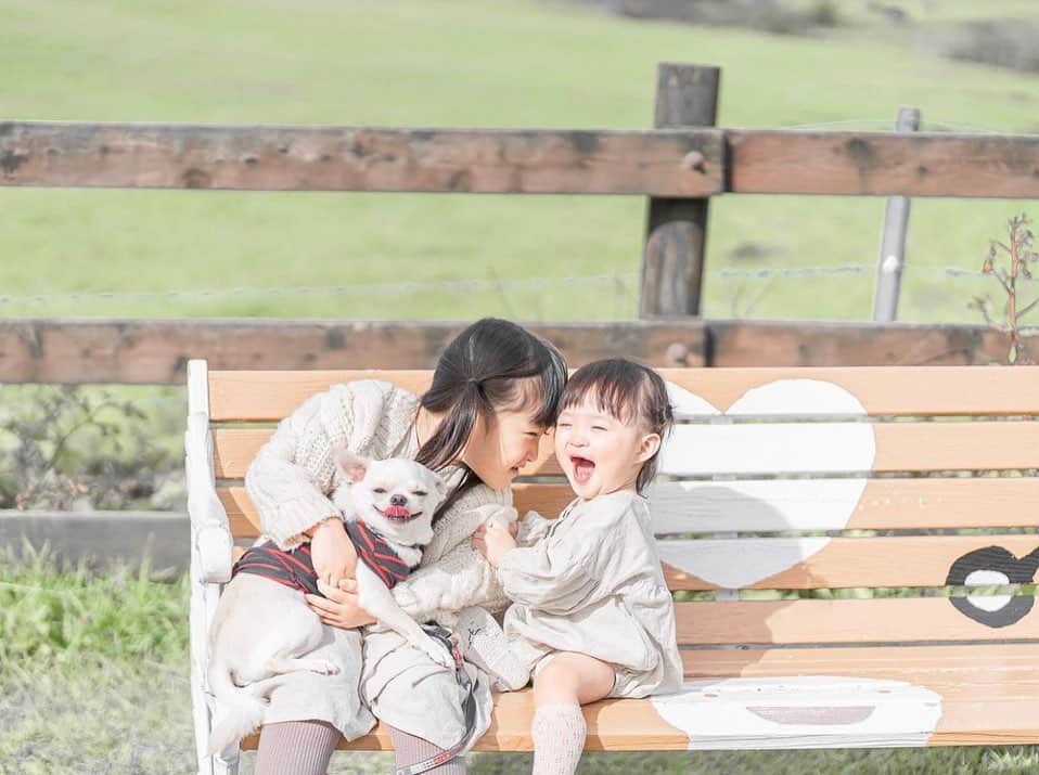 Kyooonのインスタグラム：「懐かしい旅の写真♡ 1.2枚目→2019年 3.4.5枚目→2017年　（懐かしの顔ハメ😂） どれもテンちゃんがじわる😂💕  電車旅もしてみたいなぁと調べていたら🚃 ゴールデンウイークにおすすめの情報があったよ！  🚄山陽新幹線・北陸線（一部北陸新幹線）のご利用に、7日前までの購入でおとなは1割引・こどもは全区間一律1,000円😳！ 新幹線って子ども料金もなかなかのお値段するから めちゃくちゃお得では😳♡  利用期間は2022年4月29日（金・祝）～2022年5月8日（日） 発売期間は5/1（日）23:30までだそうです〜！  ゴールデンウイークは長女と私の誕生日なので どこかで楽しいことしたいなぁ（もう8歳🥺）  #PR #旅行 #JR西日本 #ファミリーきっぷ #子連れ旅行 #家族旅行 #帰省 #GW#姉妹#4歳差姉妹#子どもとおでかけ」