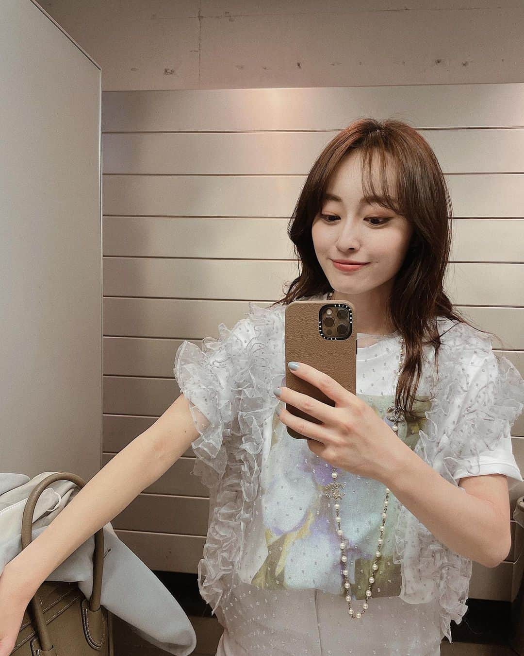 小祝麻里亜のインスタグラム：「☀️🤍🐰🪐🦭  夕方まで半袖で全然良かった☀️記念買いの @machatt_ Tシャツ🫰🫰素敵な写真がプリントされてます💐  暗いところで撮ったから画質悪いけど、全身は2枚目です😚  t shirt, tops @machatt_   ． ．＿＿＿＿＿＿＿＿ #얼스타그램 #데일리 #데일리룩 #오오티디 #158cmコーデ  #machatt #購入品」