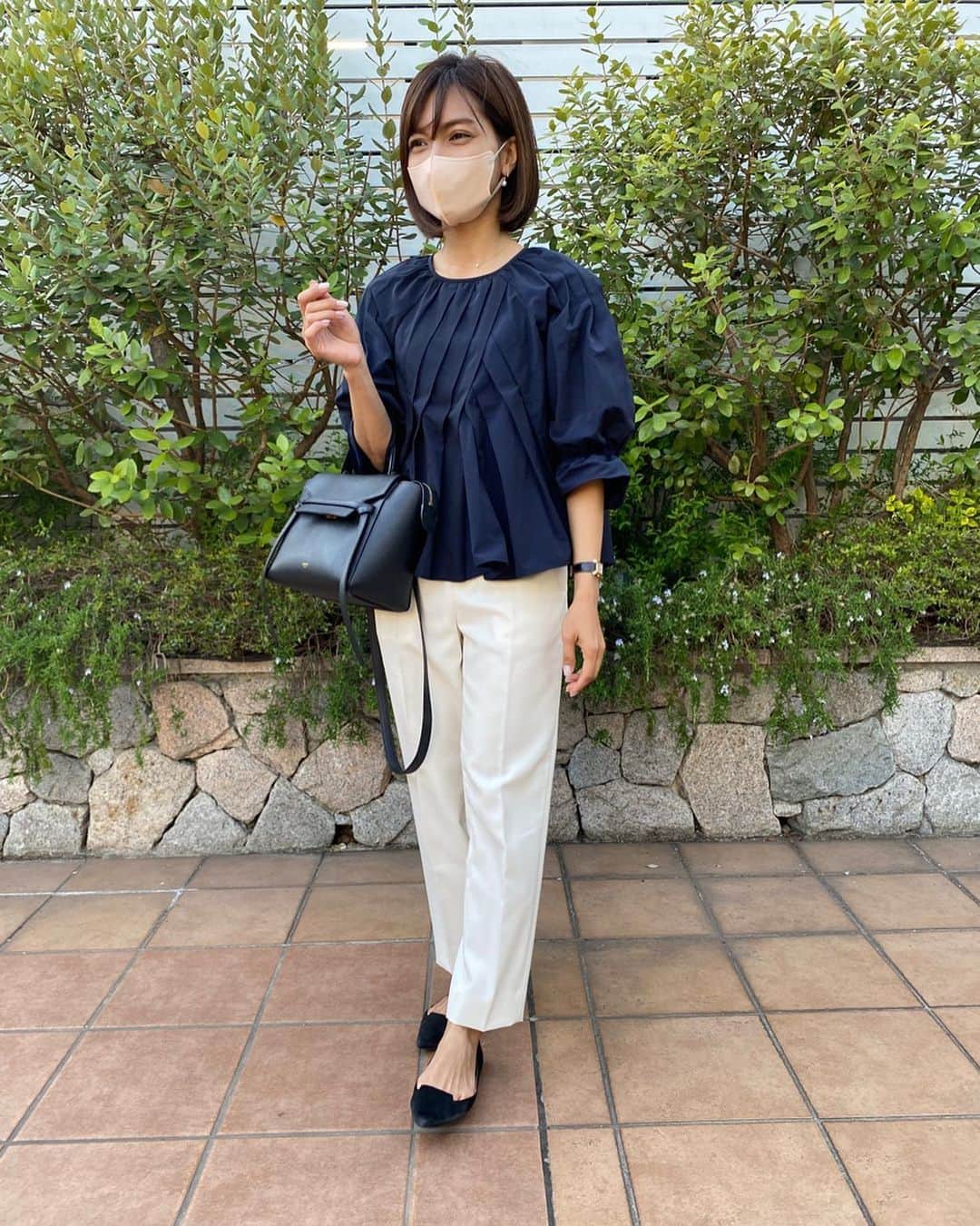 黒宮ニイナのインスタグラム：「今日もお天気が良く、 一気に夏のような気候になりましたね☀️🌿  息子の体操服のゼッケンを貼り替え作業があったのにうっかりし忘れてて、前日に体育の授業があることを知り朝急いで買いに行き、貼り付けて学校まで届け汗だくから始まった朝でした😅💦 もっと余裕を持って行動できる母さんになりたい。  新学期を迎えて幼稚園も小学校も保護者会ラッシュで母てんてこまい😂 今日は小学校の方なので少し綺麗めにしてみました✨ そして、習い事の送迎して帰って夕飯づくりして、、と。  パズルのように分刻みのスケジュールで自転車爆走して、今日1日のタスクを全部やり終えた自分に拍手したい👏 お母さんたち毎日本当にお疲れ様です🥹💓  #ネイビーブラウス #保護者会コーデ #小学生ママ #幼稚園生ママ #男の子ママ #女の子ママ #2児ママ #30代ママ #30代コーデ #今日のコーデ #ママコーデ #ママファッション #きれいめコーデ #ママ #norc #mama #mamacoordinate #mamafashion #mamalife」