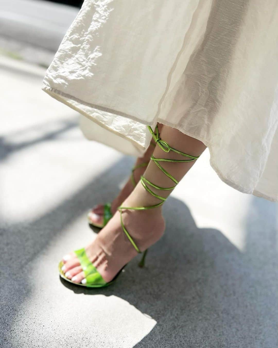 神崎恵さんのインスタグラム写真 - (神崎恵Instagram)「今日も暑い一日でした。 真っ白のワンピースとバッグでお仕事へ。 靴だけグリーン🥝🥝🥝 ここ数年、足の爪は白と決めています。 理由はいつくかあるけれど、 いちばんは、気分。です。  #gianvitorossi /shoes 結び方いろいろでかわいい靴。」4月12日 21時01分 - megumi_kanzaki
