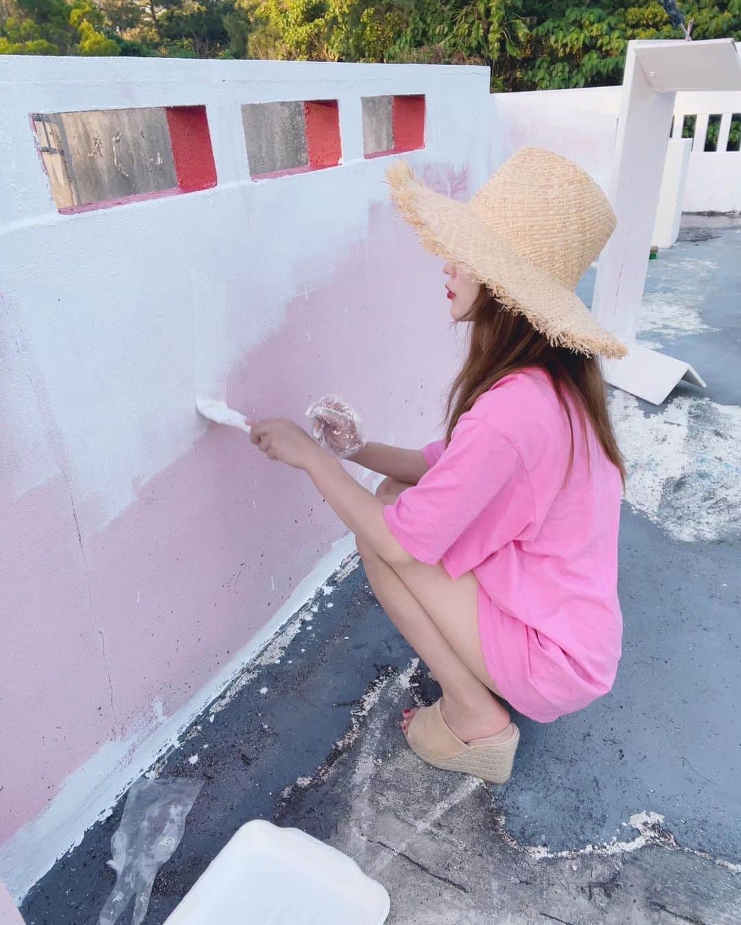 おりささんのインスタグラム写真 - (おりさInstagram)「・ 今日は朝から晩まで Pink Marine Cafe の屋上を 作ってました💓💓💓  大好きな高圧洗浄機とペンキ塗りを １日中できて幸せと達成感〜🙆‍♂️  あと少しで屋上も完成だぁ🥺 毎日集中しすぎて時間経つの早い⏰  明日はお休みなので沖縄で遊ぶよ🌴 楽しみ💓💓💓  ビキニは @girls_terrace 👙 ・ ・ ・ #okinawa#japan#trip#travel#beach#sea#沖縄旅行#タビジョ #女子旅 #恩納村ビーチ#沖縄 #沖縄観光 #旅行 #旅 #インスタ映え#沖縄移住 #水着 #夏コーデ#海 #ビーチ #恩納村 #瀬良垣 #瀬良垣ビーチ#麦わら帽子 #ビキニ#ビキニ女子#塗装女子#ペンキ塗り#diy女子#DIY」4月12日 21時05分 - orisa_0510