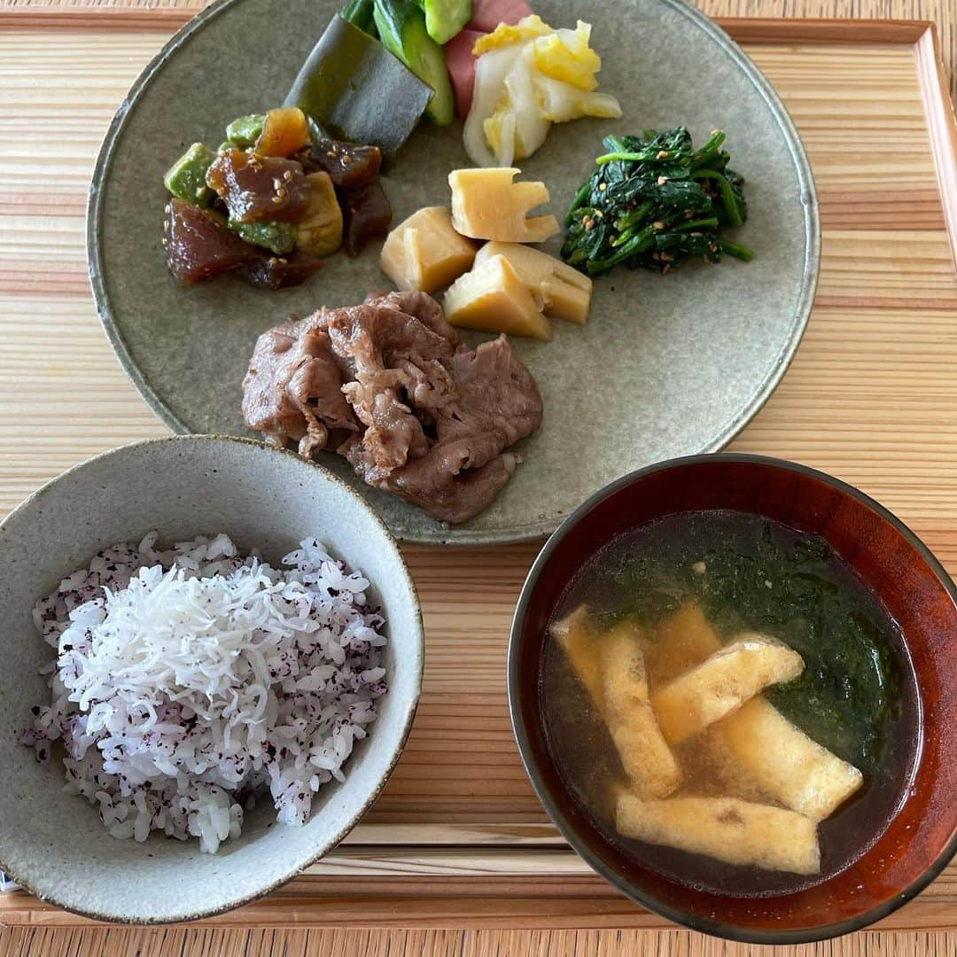 渡辺満里奈さんのインスタグラム写真 - (渡辺満里奈Instagram)「. 母ちゃん食堂でお昼。 亜希ちゃん　@shokatsu0414 とたくさん話してデトックス。 亜希ちゃんは、太陽のように明るくて会うと元気をもらえる人。 今日も、風通しがよく気持ちいい部屋でおしゃべりして、自分の立っている場所を踏み締め再確認。 頼りにしてる姉さんです。  ★ #1歳しか違わないと思うといつも新鮮に驚く #すごくお姉さんという感じ #だけどまあ私もいい歳だったわ #ご飯今日も美味しかった🤤 #かっこいい女性」4月12日 21時11分 - funnyfacefunny