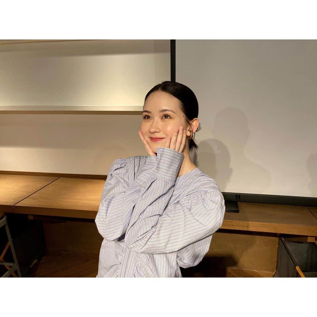 畑芽育さんのインスタグラム写真 - (畑芽育Instagram)「4月10日に20歳の誕生日を迎えました。 ㅤㅤㅤㅤㅤㅤㅤㅤㅤㅤㅤㅤㅤㅤㅤ ここまで無事に年を重ねることができたのは いつも支えてくださる周りの方々のおかげです。 本当に本当に、有難うございます🥰  そしてお誕生日当日は初めてのファンイベント♡ 直接皆さんにお会いできたこと、そして「おめでとう」と お祝いして頂けたこと、本当に凄く幸せでした…🌼 足を運んで下さった皆様、有難うございました。  まだ20歳、もう20歳。  なんだか気持ちがずっとふわふわしていて 期待と不安が8:2くらいで混ざっているような、、笑  そんな状態でいます😂（どんなやねん）  時間と自分を大切に、過ごしていきたいな。 あと、美味しいご飯に沢山出会えますように🍙  これからも、どうぞよろしくお願いします。」4月12日 21時26分 - mei_hata_official