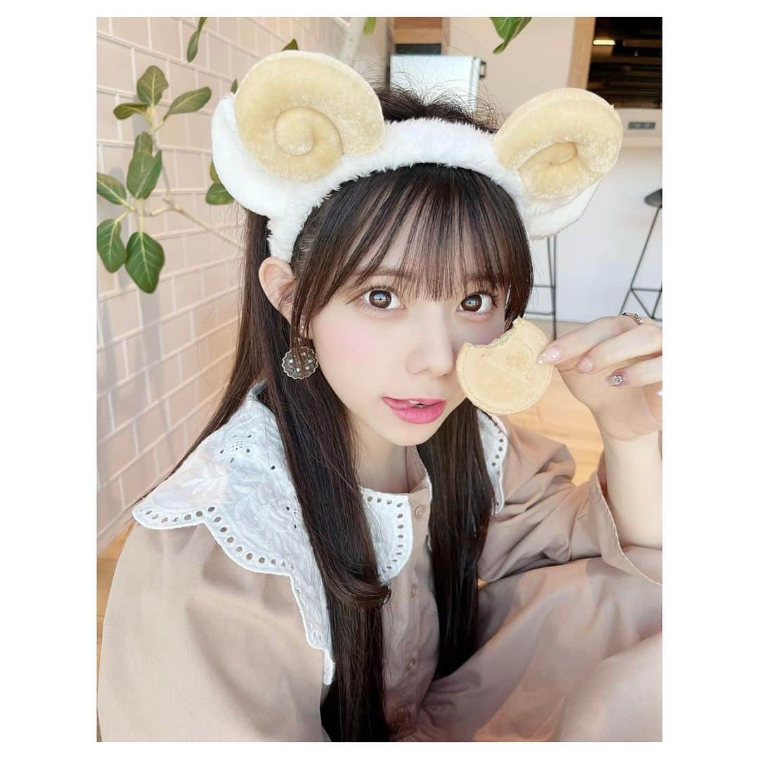 大森莉緒さんのインスタグラム写真 - (大森莉緒Instagram)「・ ・ もっと餌くれくれ〜🐑🍥 ・ ・ #大森莉緒 #おーりお #おりおんず #ひつじ #カチューシャ #ストレートヘア #お菓子 #instagood #instapic #instaphoto #good #sheep #좋아요 #셀카 #셀카그램 #추억 #먹스타그램 #과자」4月12日 21時27分 - rio.ohmori