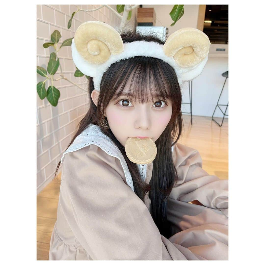 大森莉緒さんのインスタグラム写真 - (大森莉緒Instagram)「・ ・ もっと餌くれくれ〜🐑🍥 ・ ・ #大森莉緒 #おーりお #おりおんず #ひつじ #カチューシャ #ストレートヘア #お菓子 #instagood #instapic #instaphoto #good #sheep #좋아요 #셀카 #셀카그램 #추억 #먹스타그램 #과자」4月12日 21時27分 - rio.ohmori