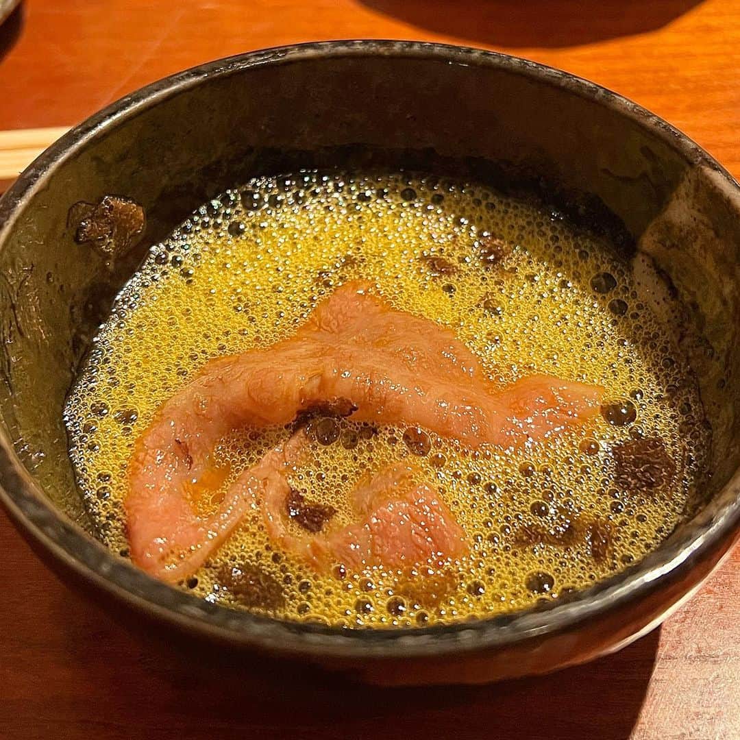 Mika Jimboさんのインスタグラム写真 - (Mika JimboInstagram)「【よろしいお肉はよろにく❤️@南青山】 ⁡ 前に食べ行った時の写真が残ってたから投稿✌️定期的にたまに行きたくなるお店😊 ⁡ っていうか、だいたい会食とかでどこ行きたいですか？って聞かれるとよろにくって答えてる気がする🤔❗️ ⁡ 便利、安定、安心のよろにく✌️ 人に連れて行ってもらいたいお店No.1笑 ⁡ この人よろしいお肉でした👏🥩 ⁡ やっぱこのトリュフたまごすき焼き？みたいなやつ好きだなー、考えた @vanne_yoroniku さん天才だよね☺️ありがとう、美味しい焼肉を世の中に産んでくれて🙋🏽‍♀️  ご馳走様でした🙇‍♀️  #東京グルメ #東京ごはん#表参道#表参道グルメ#表参道ディナー#焼肉ババア#焼肉好きな人と繋がりたい#焼肉ディナー#表参道ごはん」4月12日 21時33分 - mikajimbox