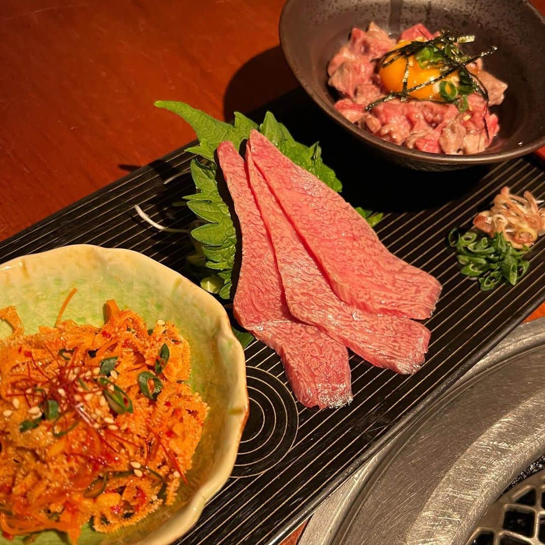 Mika Jimboさんのインスタグラム写真 - (Mika JimboInstagram)「【よろしいお肉はよろにく❤️@南青山】 ⁡ 前に食べ行った時の写真が残ってたから投稿✌️定期的にたまに行きたくなるお店😊 ⁡ っていうか、だいたい会食とかでどこ行きたいですか？って聞かれるとよろにくって答えてる気がする🤔❗️ ⁡ 便利、安定、安心のよろにく✌️ 人に連れて行ってもらいたいお店No.1笑 ⁡ この人よろしいお肉でした👏🥩 ⁡ やっぱこのトリュフたまごすき焼き？みたいなやつ好きだなー、考えた @vanne_yoroniku さん天才だよね☺️ありがとう、美味しい焼肉を世の中に産んでくれて🙋🏽‍♀️  ご馳走様でした🙇‍♀️  #東京グルメ #東京ごはん#表参道#表参道グルメ#表参道ディナー#焼肉ババア#焼肉好きな人と繋がりたい#焼肉ディナー#表参道ごはん」4月12日 21時33分 - mikajimbox