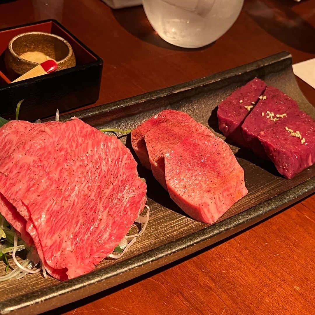 Mika Jimboさんのインスタグラム写真 - (Mika JimboInstagram)「【よろしいお肉はよろにく❤️@南青山】 ⁡ 前に食べ行った時の写真が残ってたから投稿✌️定期的にたまに行きたくなるお店😊 ⁡ っていうか、だいたい会食とかでどこ行きたいですか？って聞かれるとよろにくって答えてる気がする🤔❗️ ⁡ 便利、安定、安心のよろにく✌️ 人に連れて行ってもらいたいお店No.1笑 ⁡ この人よろしいお肉でした👏🥩 ⁡ やっぱこのトリュフたまごすき焼き？みたいなやつ好きだなー、考えた @vanne_yoroniku さん天才だよね☺️ありがとう、美味しい焼肉を世の中に産んでくれて🙋🏽‍♀️  ご馳走様でした🙇‍♀️  #東京グルメ #東京ごはん#表参道#表参道グルメ#表参道ディナー#焼肉ババア#焼肉好きな人と繋がりたい#焼肉ディナー#表参道ごはん」4月12日 21時33分 - mikajimbox