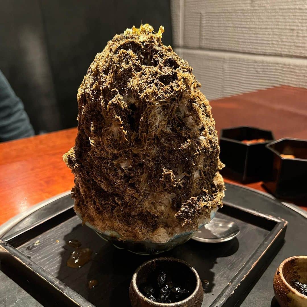 Mika Jimboさんのインスタグラム写真 - (Mika JimboInstagram)「【よろしいお肉はよろにく❤️@南青山】 ⁡ 前に食べ行った時の写真が残ってたから投稿✌️定期的にたまに行きたくなるお店😊 ⁡ っていうか、だいたい会食とかでどこ行きたいですか？って聞かれるとよろにくって答えてる気がする🤔❗️ ⁡ 便利、安定、安心のよろにく✌️ 人に連れて行ってもらいたいお店No.1笑 ⁡ この人よろしいお肉でした👏🥩 ⁡ やっぱこのトリュフたまごすき焼き？みたいなやつ好きだなー、考えた @vanne_yoroniku さん天才だよね☺️ありがとう、美味しい焼肉を世の中に産んでくれて🙋🏽‍♀️  ご馳走様でした🙇‍♀️  #東京グルメ #東京ごはん#表参道#表参道グルメ#表参道ディナー#焼肉ババア#焼肉好きな人と繋がりたい#焼肉ディナー#表参道ごはん」4月12日 21時33分 - mikajimbox