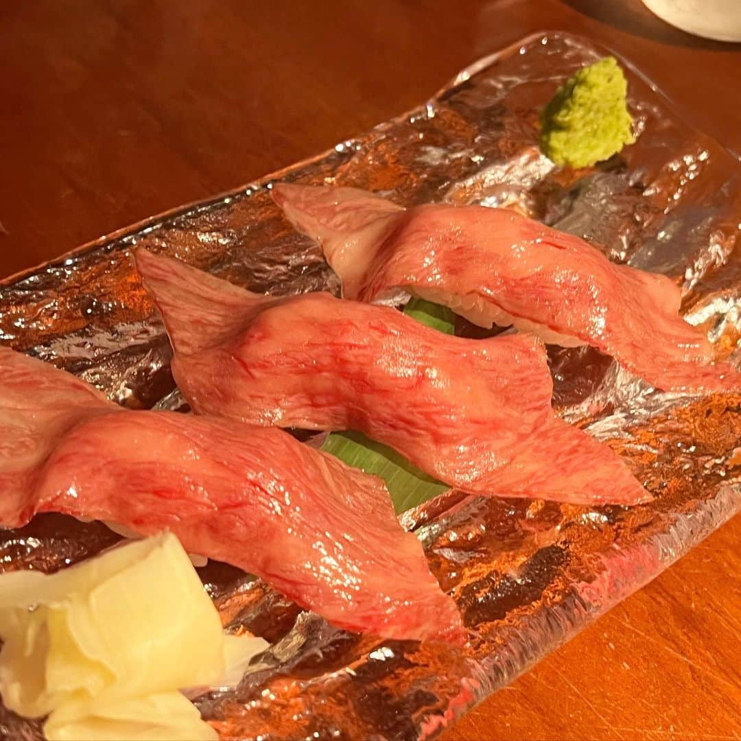 Mika Jimboさんのインスタグラム写真 - (Mika JimboInstagram)「【よろしいお肉はよろにく❤️@南青山】 ⁡ 前に食べ行った時の写真が残ってたから投稿✌️定期的にたまに行きたくなるお店😊 ⁡ っていうか、だいたい会食とかでどこ行きたいですか？って聞かれるとよろにくって答えてる気がする🤔❗️ ⁡ 便利、安定、安心のよろにく✌️ 人に連れて行ってもらいたいお店No.1笑 ⁡ この人よろしいお肉でした👏🥩 ⁡ やっぱこのトリュフたまごすき焼き？みたいなやつ好きだなー、考えた @vanne_yoroniku さん天才だよね☺️ありがとう、美味しい焼肉を世の中に産んでくれて🙋🏽‍♀️  ご馳走様でした🙇‍♀️  #東京グルメ #東京ごはん#表参道#表参道グルメ#表参道ディナー#焼肉ババア#焼肉好きな人と繋がりたい#焼肉ディナー#表参道ごはん」4月12日 21時33分 - mikajimbox