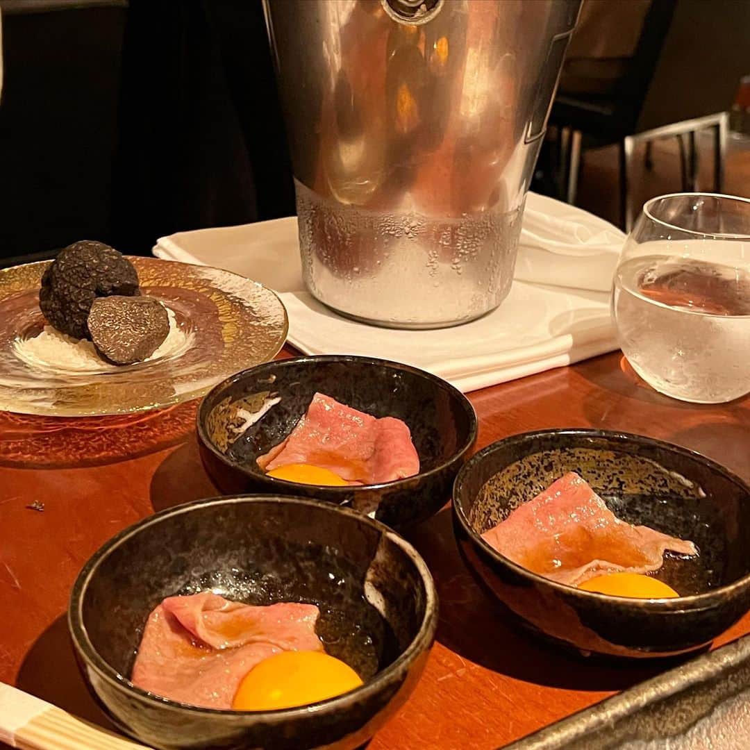 Mika Jimboさんのインスタグラム写真 - (Mika JimboInstagram)「【よろしいお肉はよろにく❤️@南青山】 ⁡ 前に食べ行った時の写真が残ってたから投稿✌️定期的にたまに行きたくなるお店😊 ⁡ っていうか、だいたい会食とかでどこ行きたいですか？って聞かれるとよろにくって答えてる気がする🤔❗️ ⁡ 便利、安定、安心のよろにく✌️ 人に連れて行ってもらいたいお店No.1笑 ⁡ この人よろしいお肉でした👏🥩 ⁡ やっぱこのトリュフたまごすき焼き？みたいなやつ好きだなー、考えた @vanne_yoroniku さん天才だよね☺️ありがとう、美味しい焼肉を世の中に産んでくれて🙋🏽‍♀️  ご馳走様でした🙇‍♀️  #東京グルメ #東京ごはん#表参道#表参道グルメ#表参道ディナー#焼肉ババア#焼肉好きな人と繋がりたい#焼肉ディナー#表参道ごはん」4月12日 21時33分 - mikajimbox