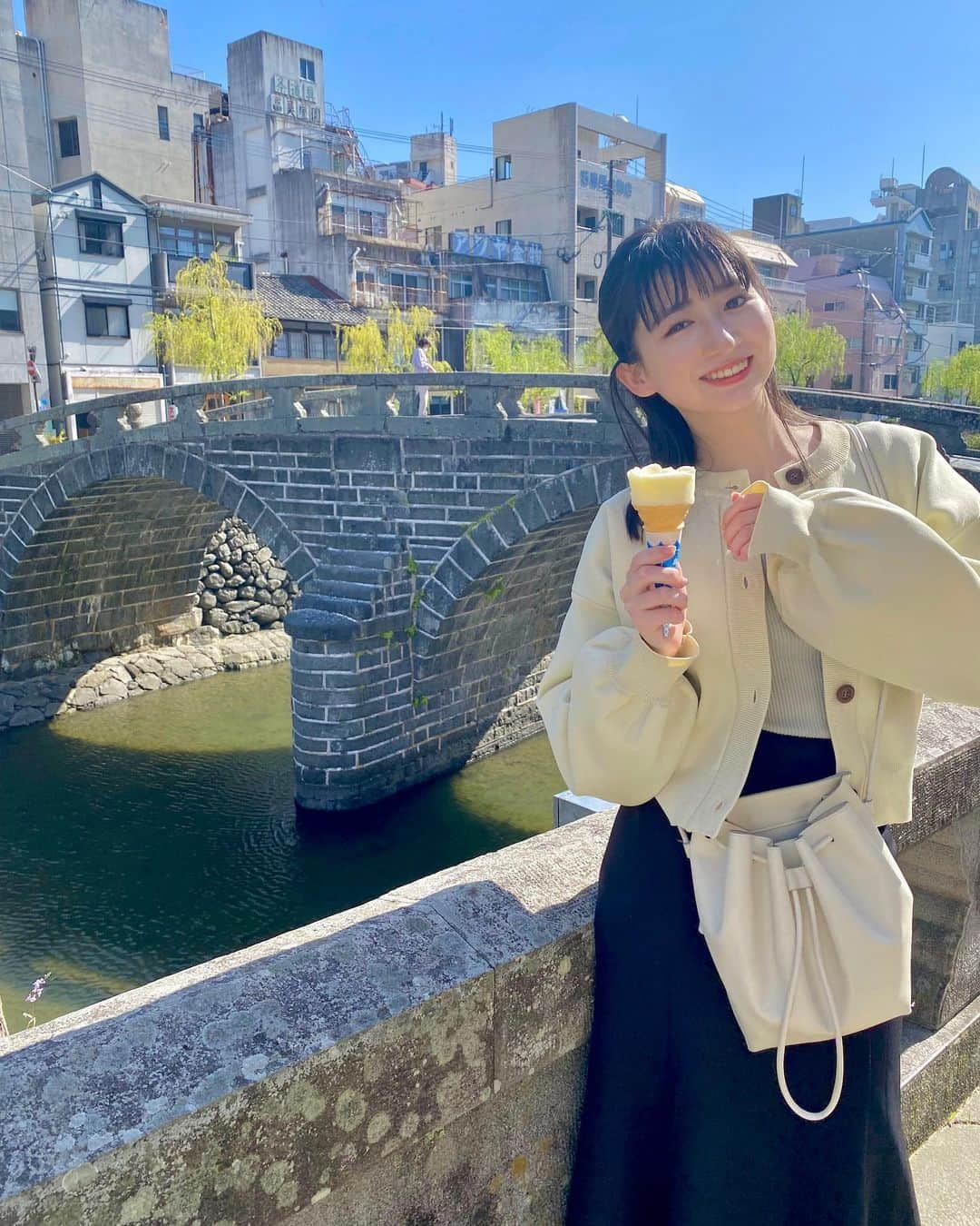 春乃きいなのインスタグラム：「#myhometown #nagasakiiiiiiiina   今回はこちら！ちりんちりんアイス！🍨  優しいバニラ味の、なめらかなシャーベットです💭 きっと皆さんほっこりする味やと思う！  今日みたいな暖かい日にぴったりなんやけど、食べたことある〜？  屋台の青い屋根が目印です🧊✨ 眼鏡橋の近くやけん見つけてみてください！  #ばっしょー九州_長崎  #🍨 #ちりんちりんアイス #アイス #前田冷菓 #長崎 #長崎観光  #nagasaki #nagasakilovers #春コーデ #カーディガン #靴下コーデ #ハーフアップ #まつげ #eyelashes #fashion #makeup #idol #좋아요 #셀카 #셀스타그램 #dailylook #九州 #九州観光 #japan #ばってん少女隊 #春乃きいな」