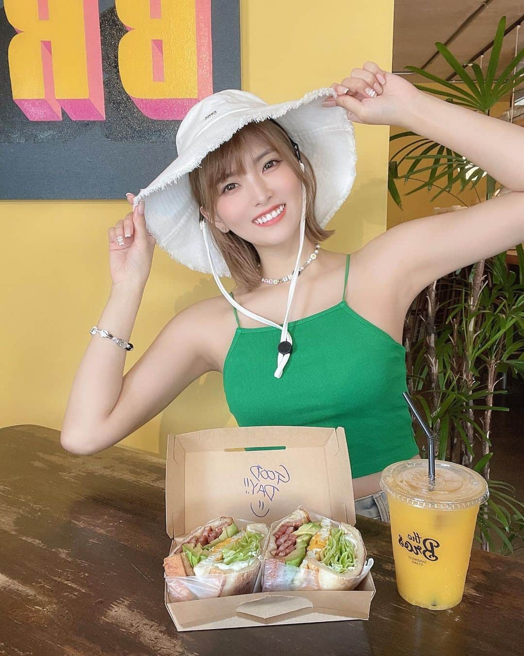 ききまるさんのインスタグラム写真 - (ききまるInstagram)「サンドイッチ🌺🥪 . @thebrossandwichstand  . すごくおいしかった❤︎ イエローの店内かわいい😍 みんなも沖縄行ったら行ってみてね🌺 . キャミソールは　@whoswhogallery__ のでZOZOで買ったよ🏝 . . .  #沖縄カフェ #沖縄旅行 #沖縄観光 #沖縄 #沖縄グルメ #沖縄ランチ #沖縄好きな人と繋がりたい #沖縄観光スポット #恩納村　#恩納村カフェ #恩納村グルメ #恩納村ランチ #夏服コーデ #夏服 #キャミソール #キャミ #国内旅行　#インスタ映え　#インスタ映えスポット #映え活　#女子旅　#女子旅行　#女子会　#タビジョ」4月12日 21時54分 - kikigram_97