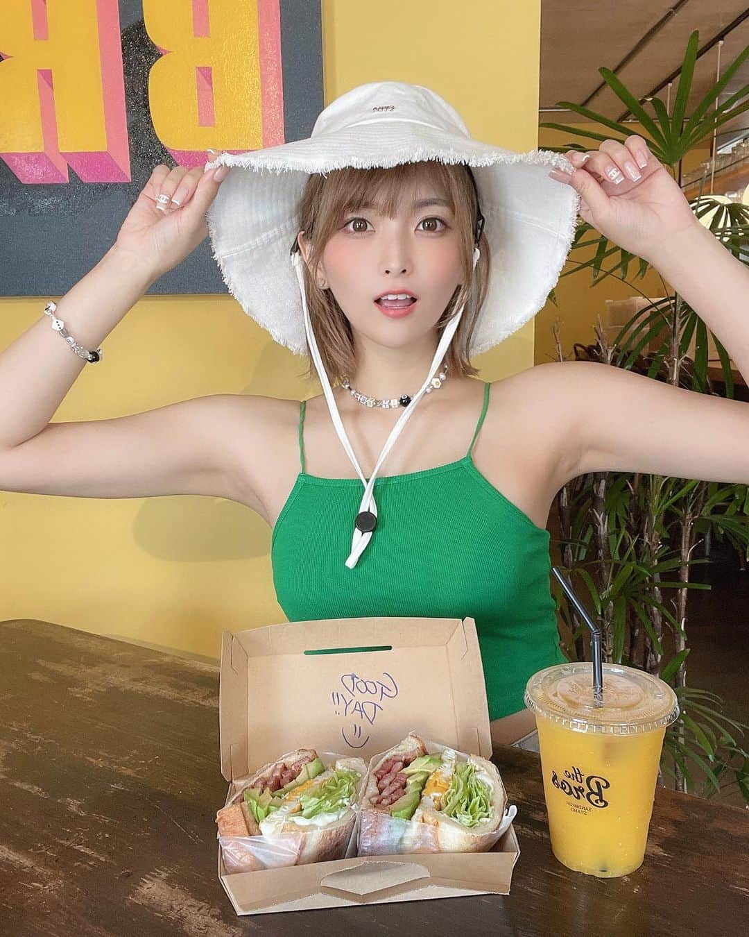 ききまるさんのインスタグラム写真 - (ききまるInstagram)「サンドイッチ🌺🥪 . @thebrossandwichstand  . すごくおいしかった❤︎ イエローの店内かわいい😍 みんなも沖縄行ったら行ってみてね🌺 . キャミソールは　@whoswhogallery__ のでZOZOで買ったよ🏝 . . .  #沖縄カフェ #沖縄旅行 #沖縄観光 #沖縄 #沖縄グルメ #沖縄ランチ #沖縄好きな人と繋がりたい #沖縄観光スポット #恩納村　#恩納村カフェ #恩納村グルメ #恩納村ランチ #夏服コーデ #夏服 #キャミソール #キャミ #国内旅行　#インスタ映え　#インスタ映えスポット #映え活　#女子旅　#女子旅行　#女子会　#タビジョ」4月12日 21時54分 - kikigram_97