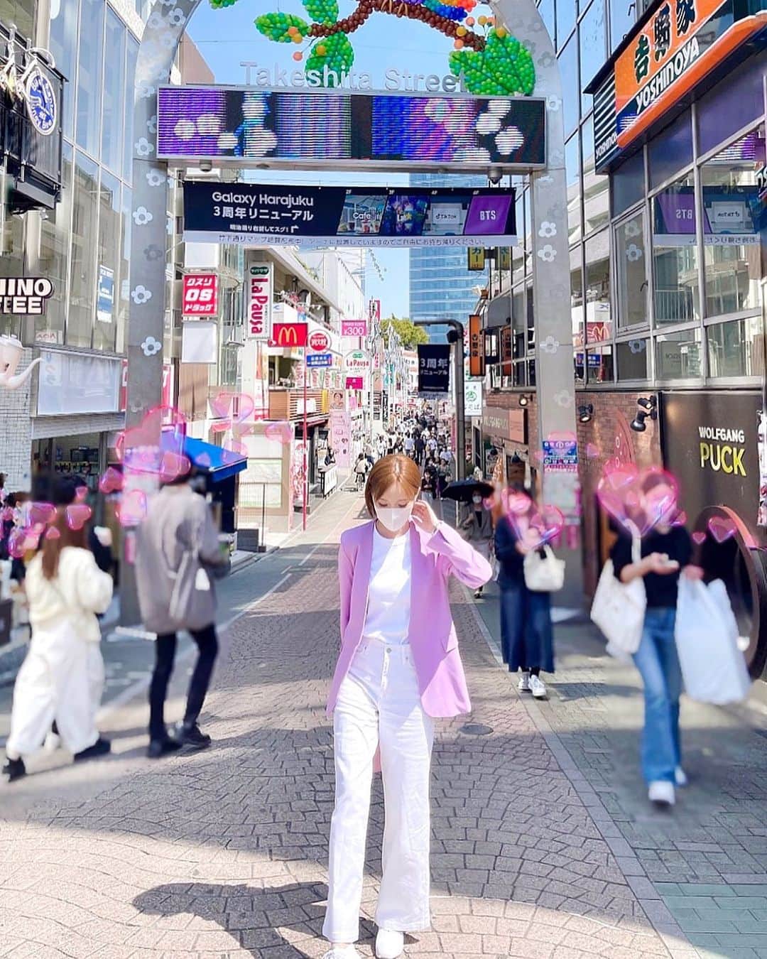 瀬戸早妃のインスタグラム：「21年前…原宿駅の入り口🚃 竹下通りのここでスカウトされて芸能界に入りました🚶‍♀️✨  中学生最後の春休み、 15歳の時でした🌸  楽しいことも大変なことも… ぼんやりとゆっくり思い出しながら、  『人生って最高ですね❣️』  🥰🥰🥰  #芸能界 #竹下通り #スカウト」